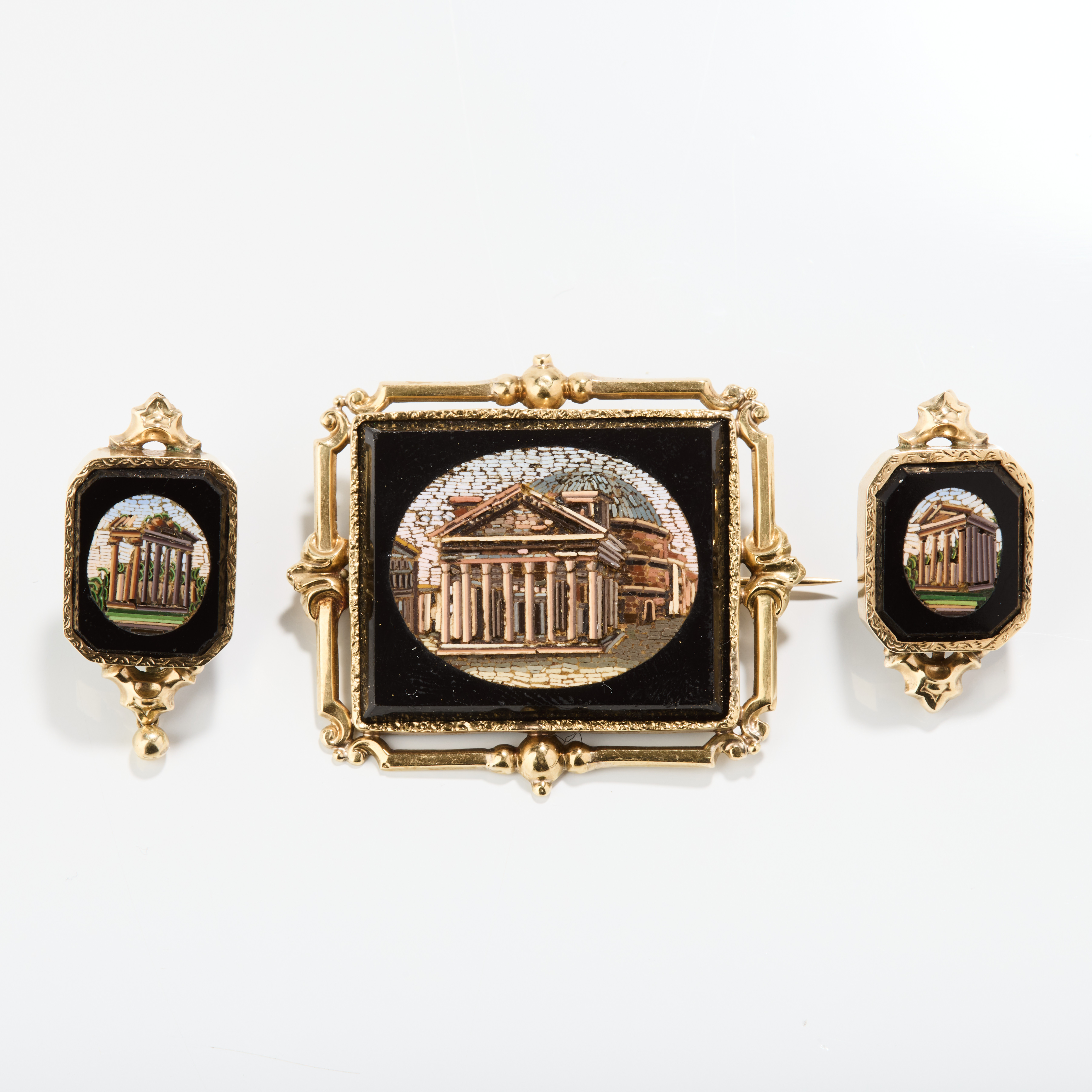 BROSCH och ÖRHÄNGEN, ett par, låghaltigt guld och mikromosaik. Italien 1800-talets senare del. Scener efter ”Le Vedute di Roma” av Giovanni Battista Piranesi, utgiven 1745.