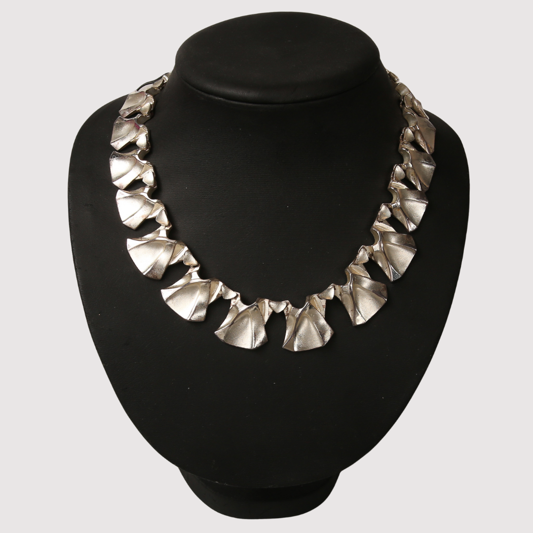 BJÖRN WECKSTRÖM. Halssmycke/(Collier, Sterlingsilver, "Cygnus" Lapponia Finland, år 1990.