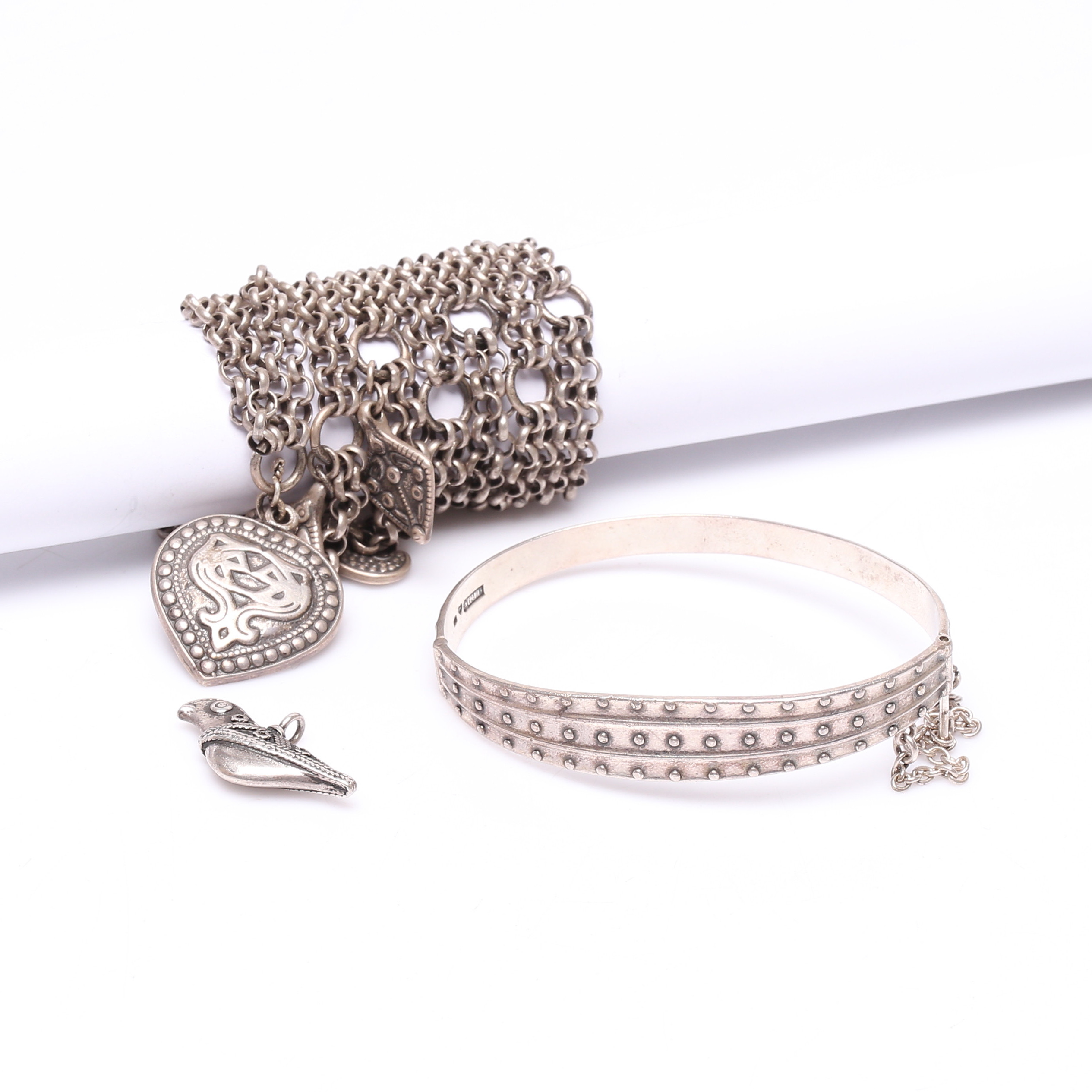 HALSBAND samt stel ARMRING och HÄNGE, Silver, vikt cirka 106,8 gram.