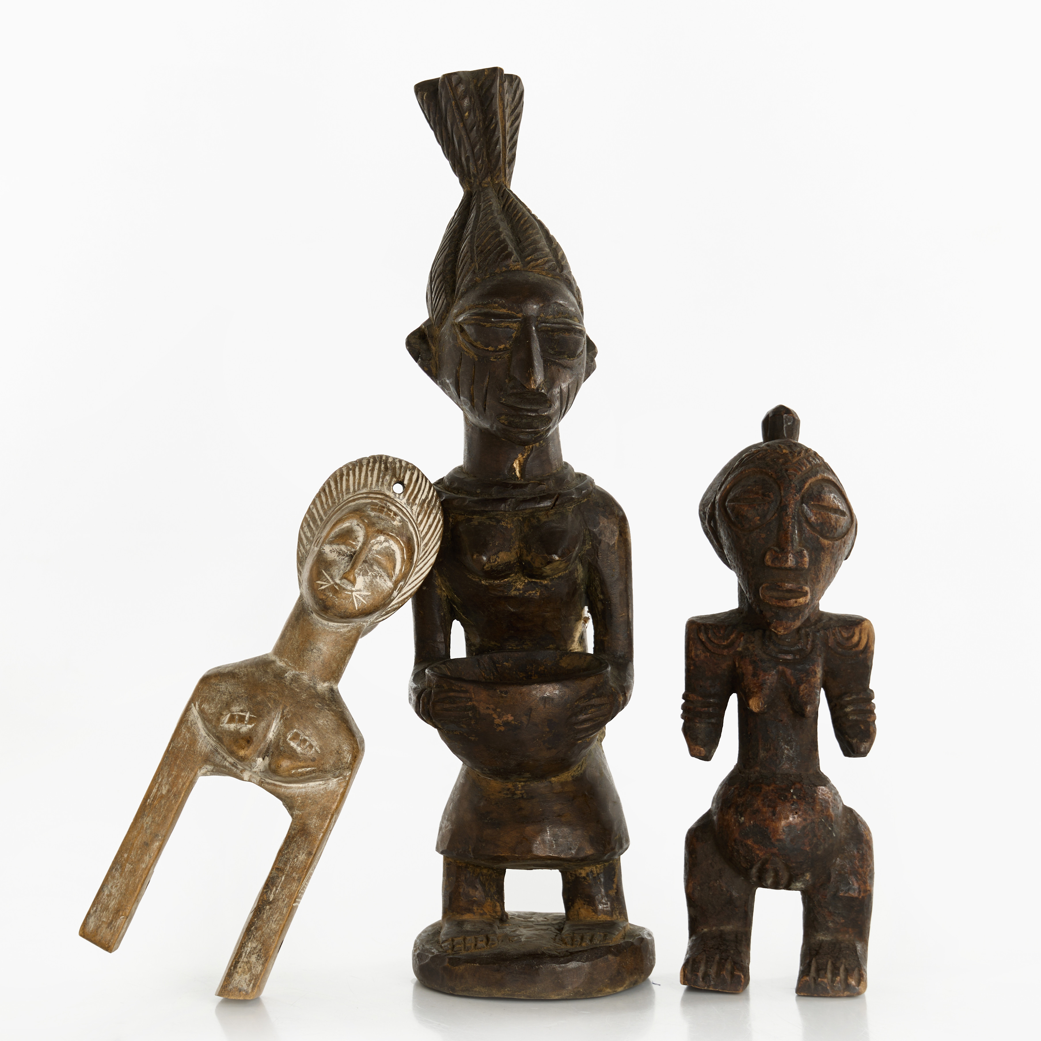 SKULPTURER, 2 st, Hemba respektive Yoruba, 1900-talets senare del + TRÅDRULLEHÅLLARE, Baule, Elfenbenskusten, med janushuvud, 1900-talets senare del.