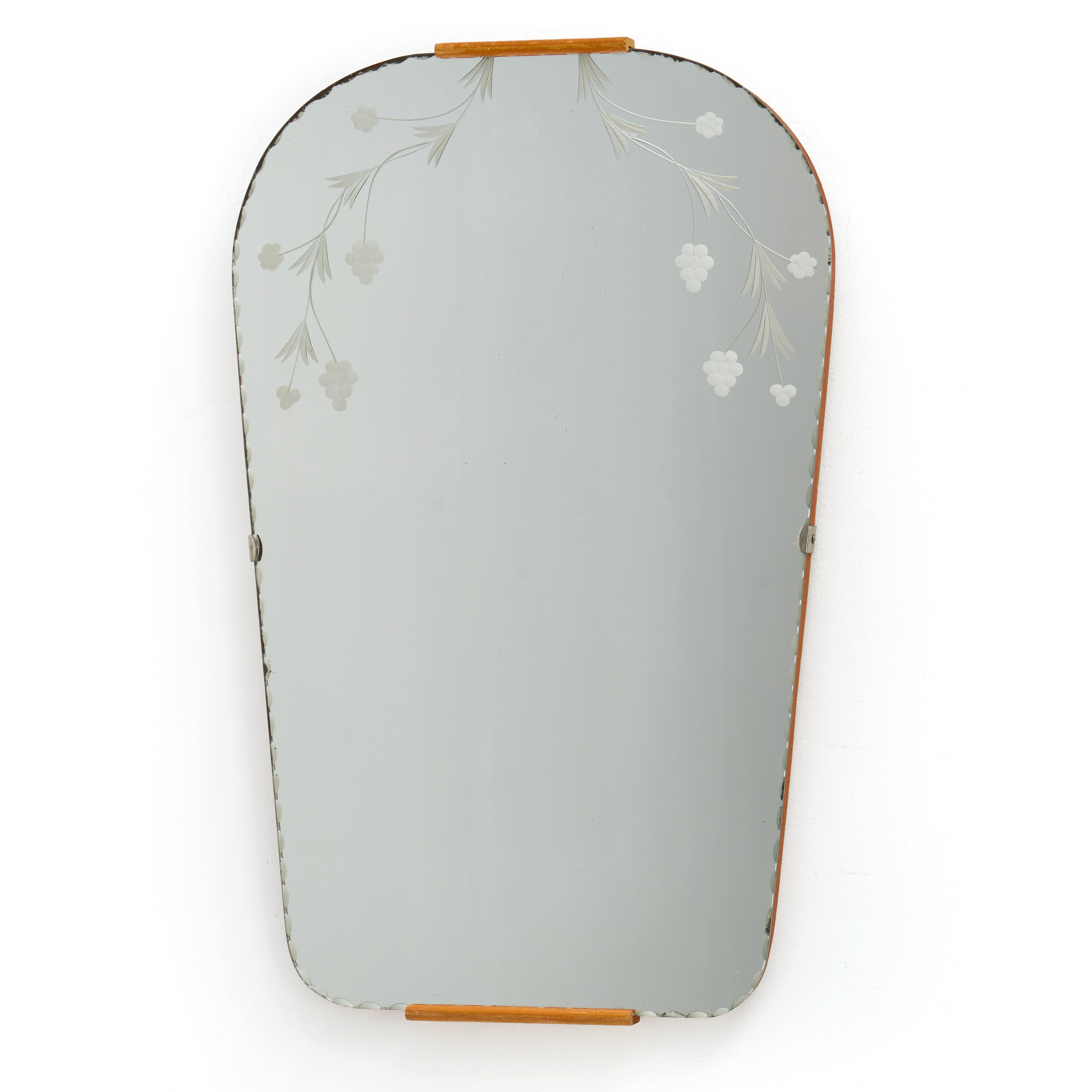 SPEGEL, Sverige, 1930/40-tal, glas med stiliserad blomsterdekor.