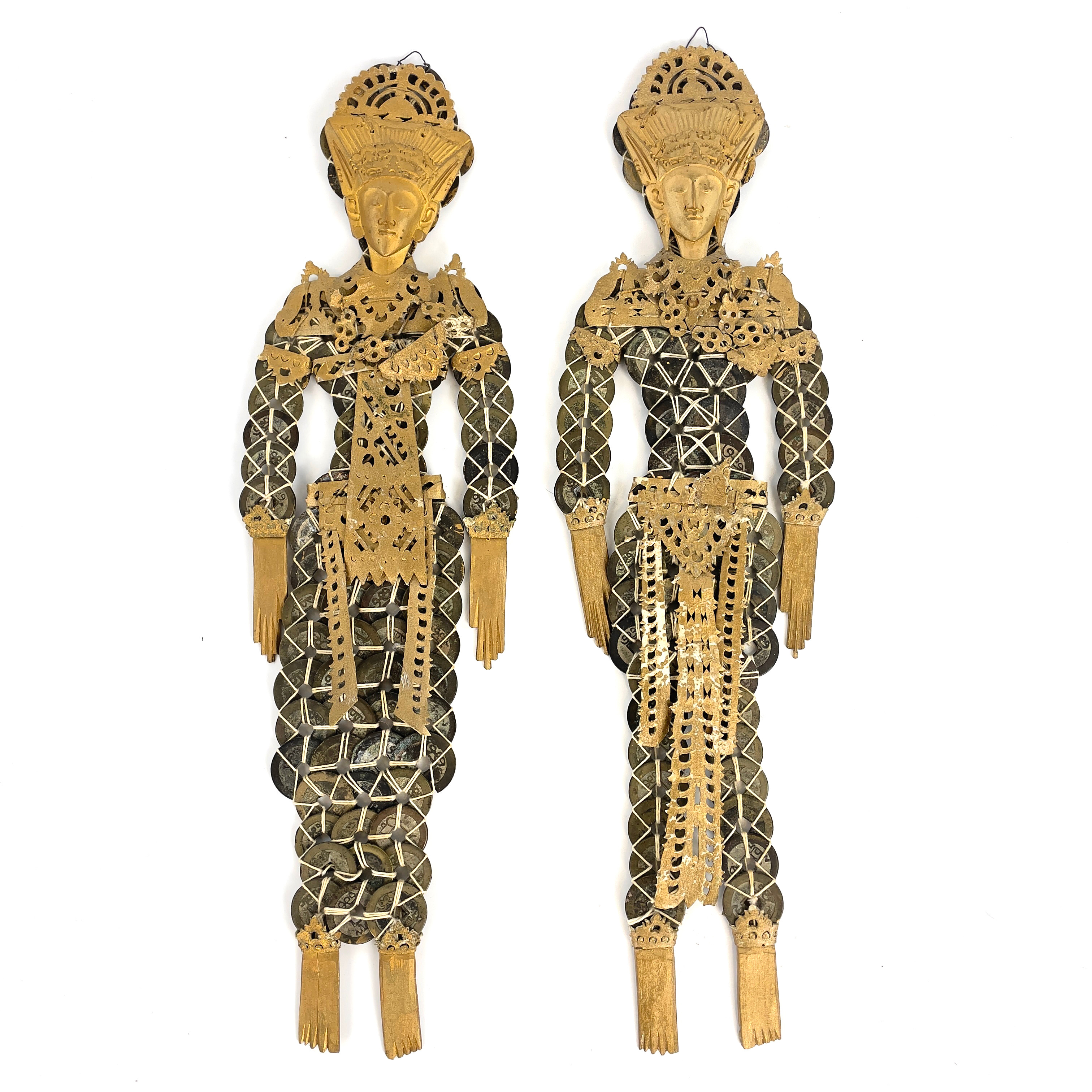 MYNTSKULTPURER, ett par. Kepeng, mynt och trä, Bali, Indonesien, 1900-tal.