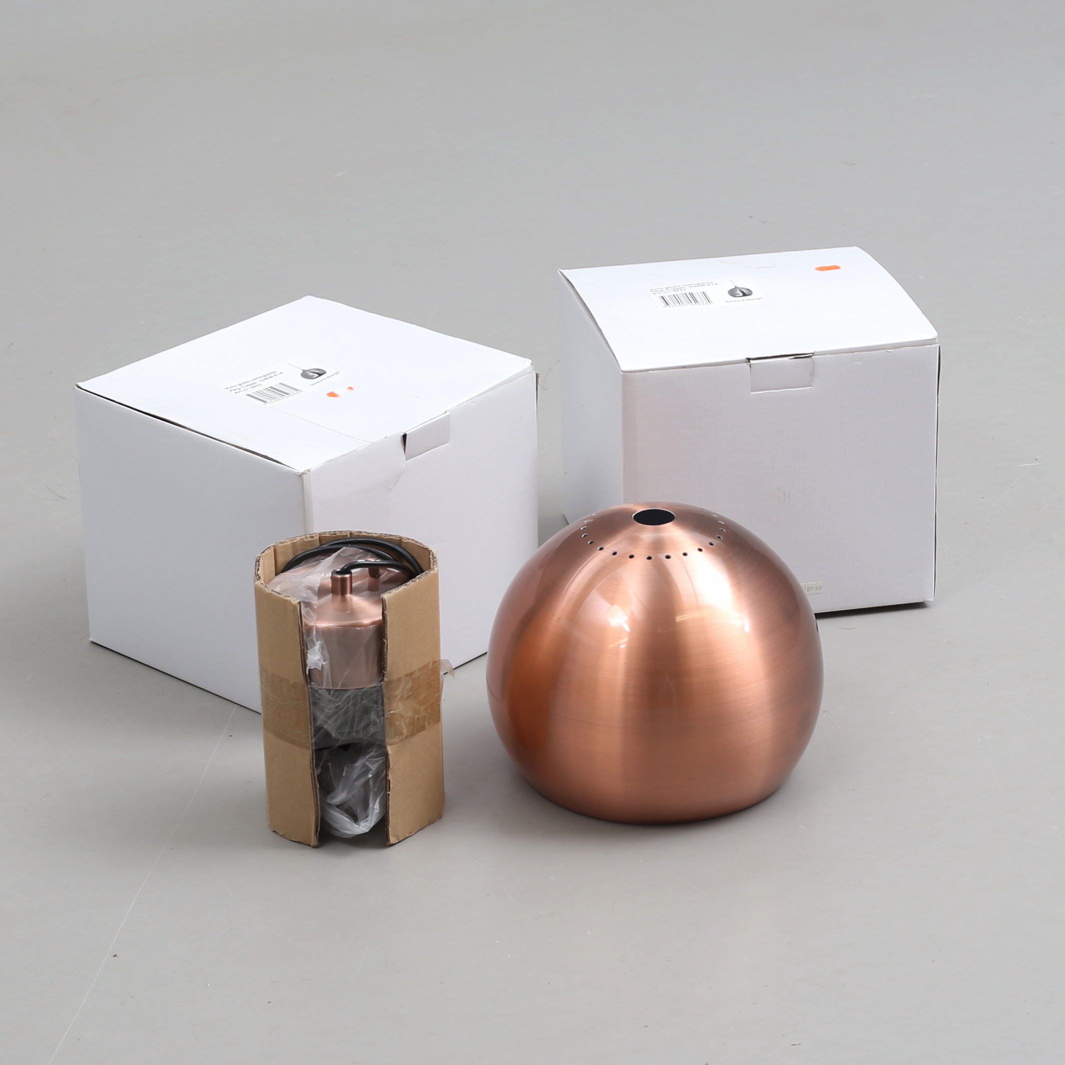 TAKLAMPOR, 2 st, kopparfärgade, Ventura design, samtida.