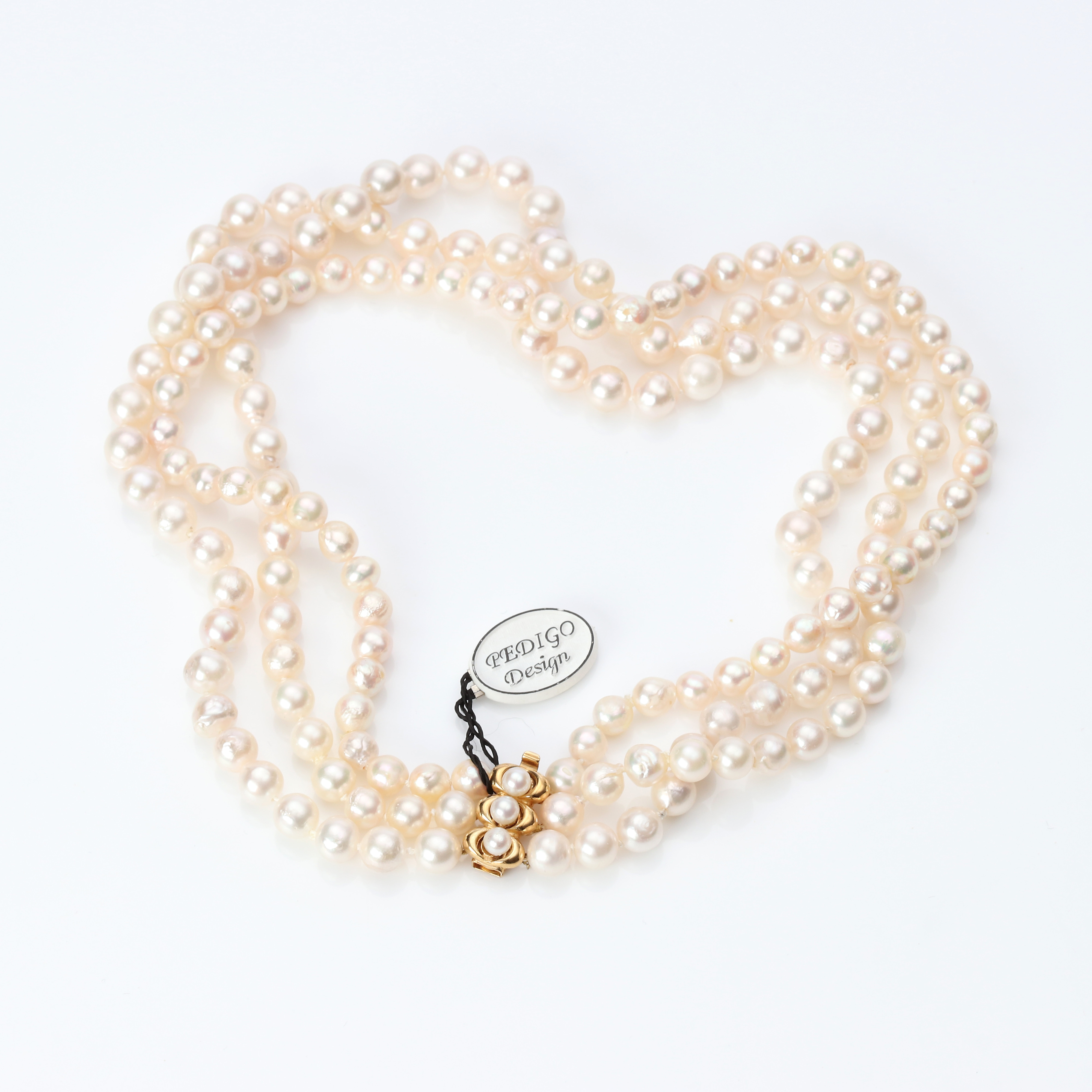 PÄRLCOLLIER. Treradig collier med odlade saltvattenpärlor, lås i 18k guld.