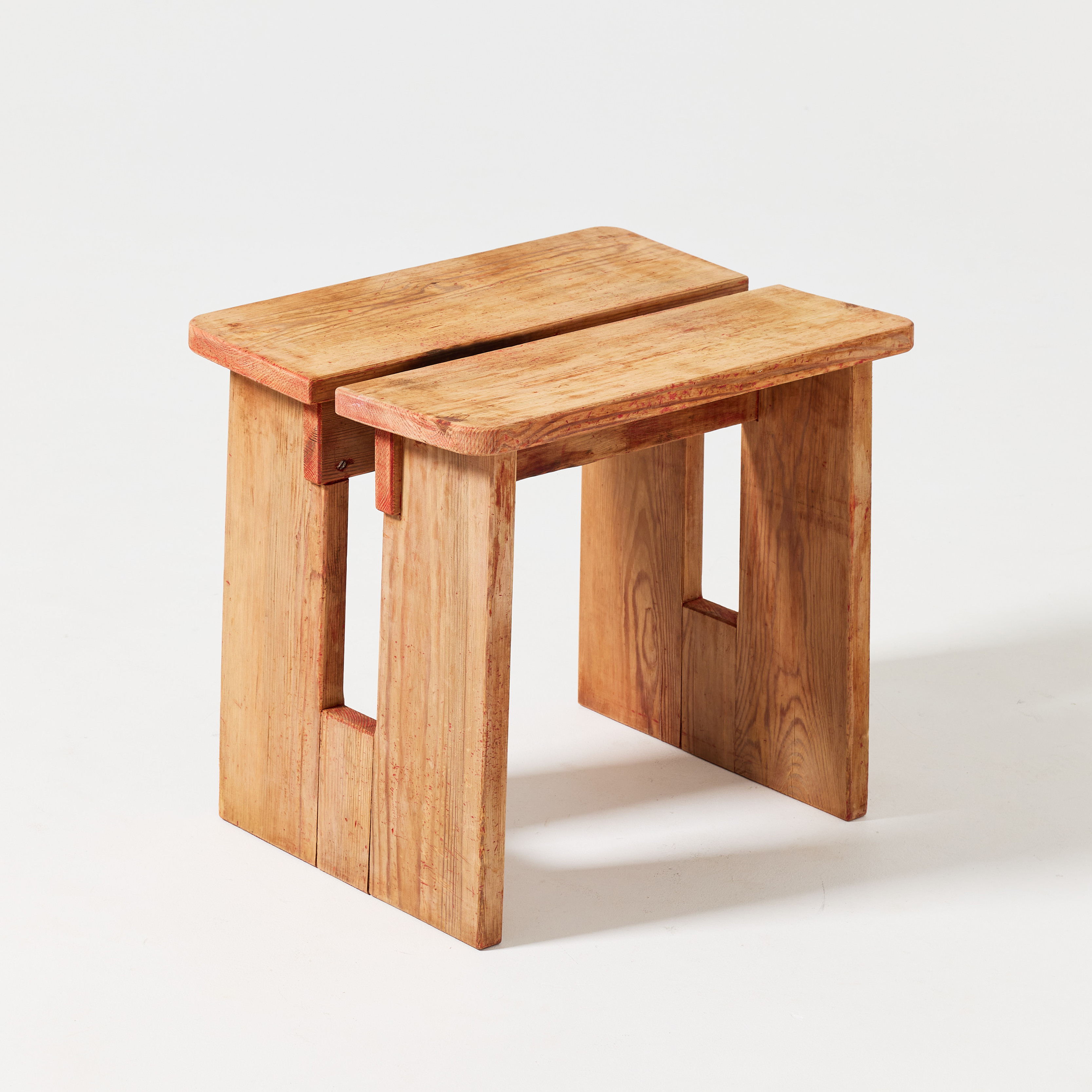 AXEL EINAR HJORTH. "Skoga", pall/taburett, Nordiska Kompaniet, 1930-tal, maskinhyvlad och syrabetsad furu.