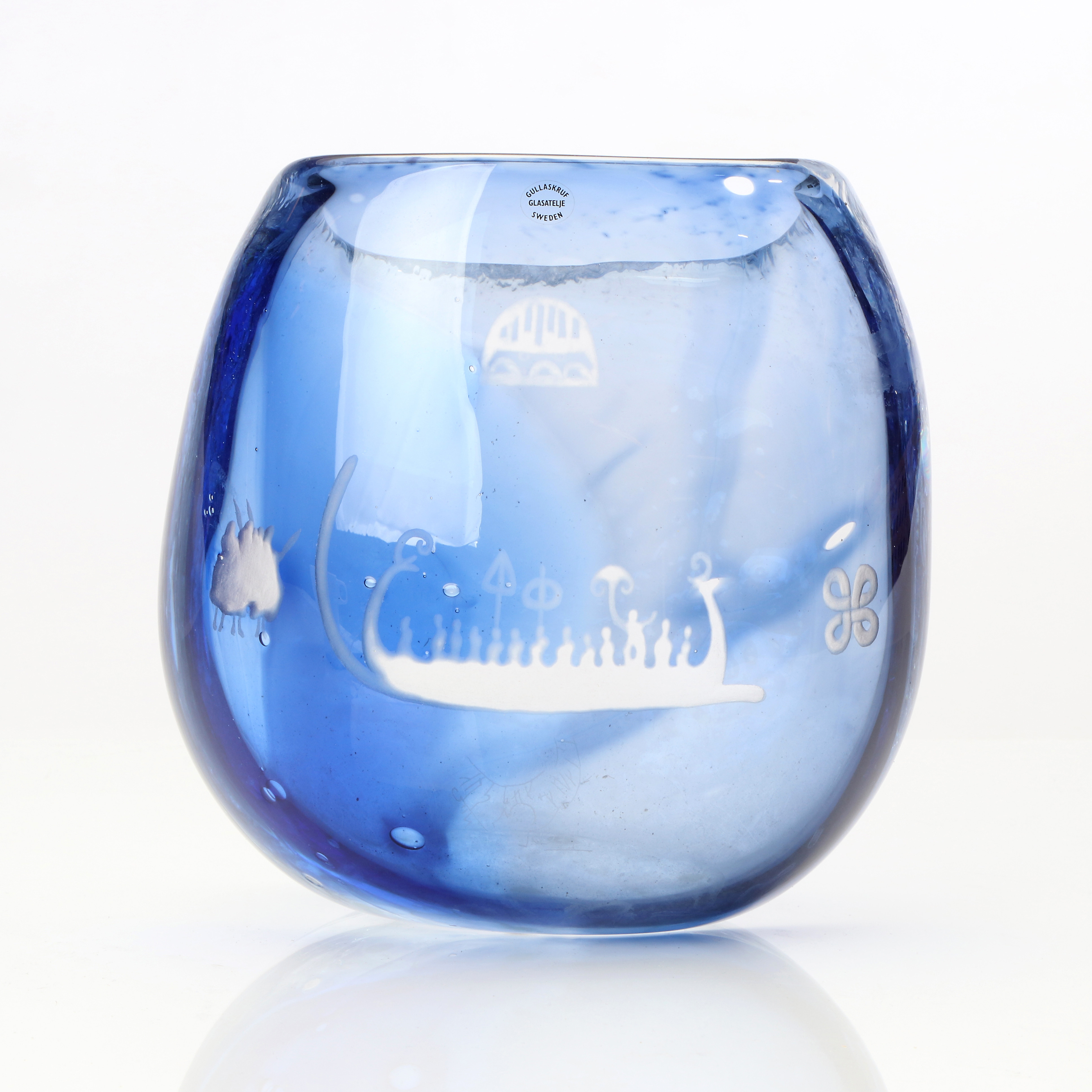 PETER KUCHINKE & CECILIA KLING. VAS, UNIK. Konstglas med slipad dekor föreställande hällristningar. Gullaskruf. Signerad undertill.