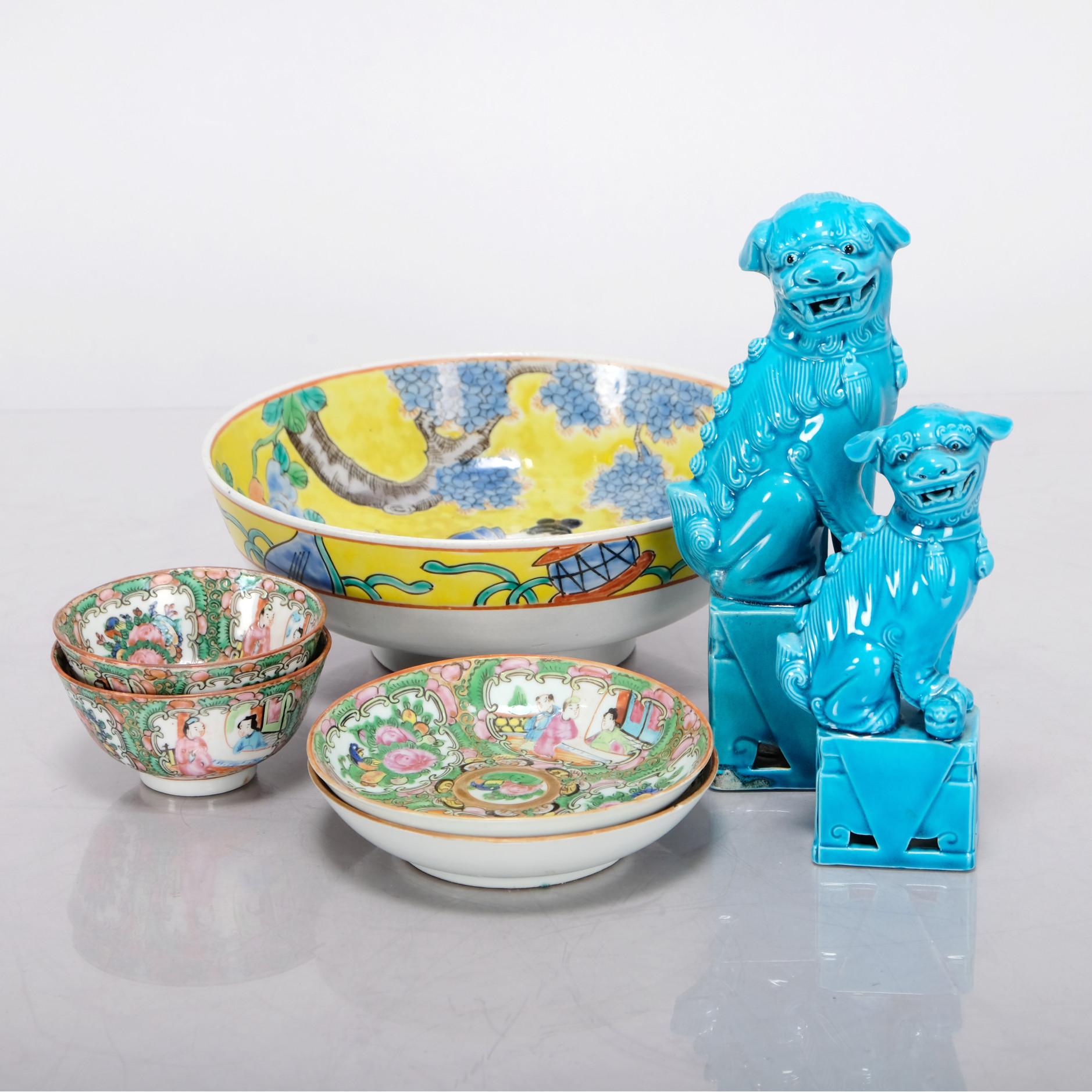 Porslin, Kina, Skålar, Skulpturer, Fohundar, Famille Rose, 7 delar.