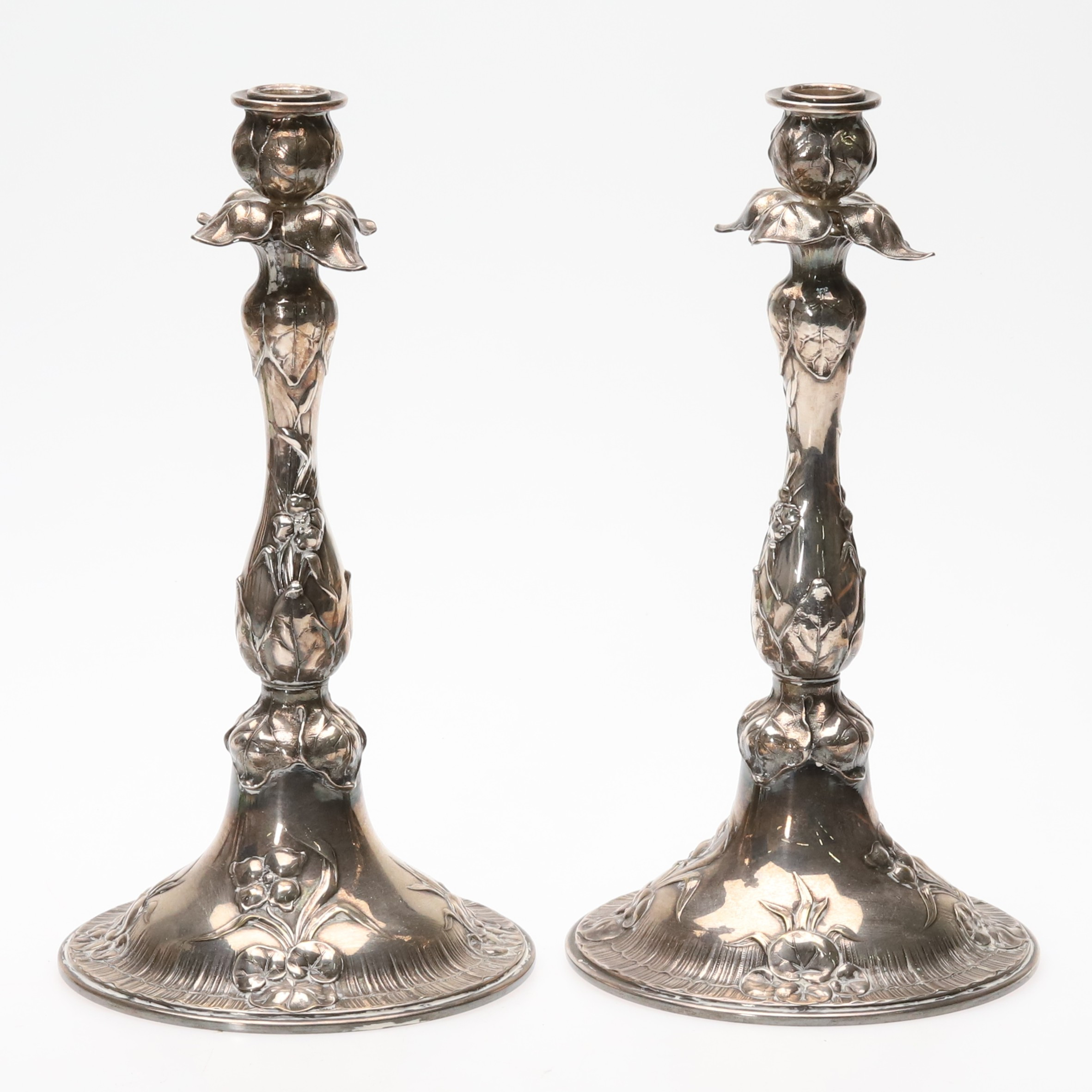 LJUSSTAKAR. Ett par. Vitmetall, Nyrokoko, 1900-tal.