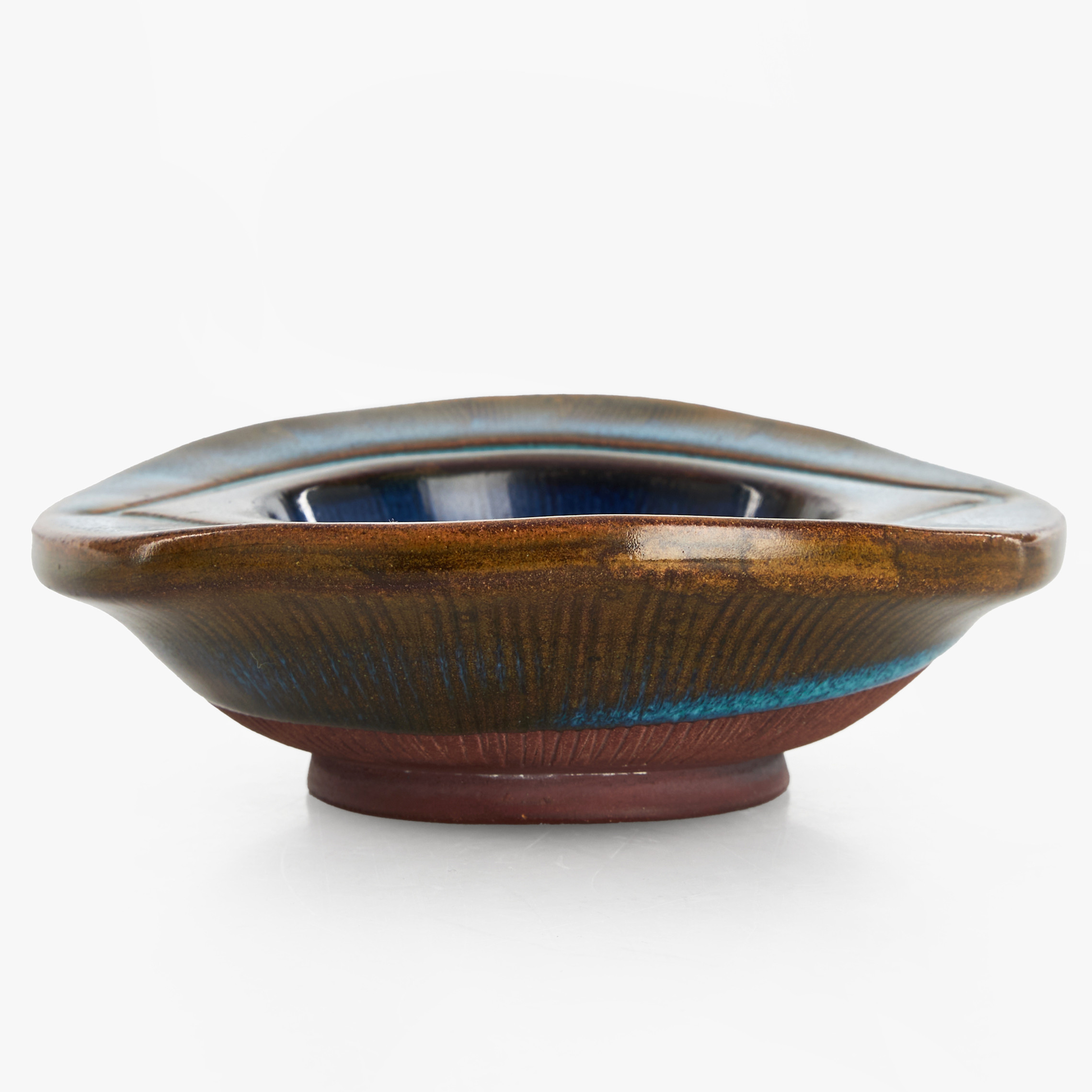 WILHELM KÅGE (1889–1960). Skål, "Farsta", Gustavsbergs studio 1952, kammad dekor, stengods glaserad i turkost.