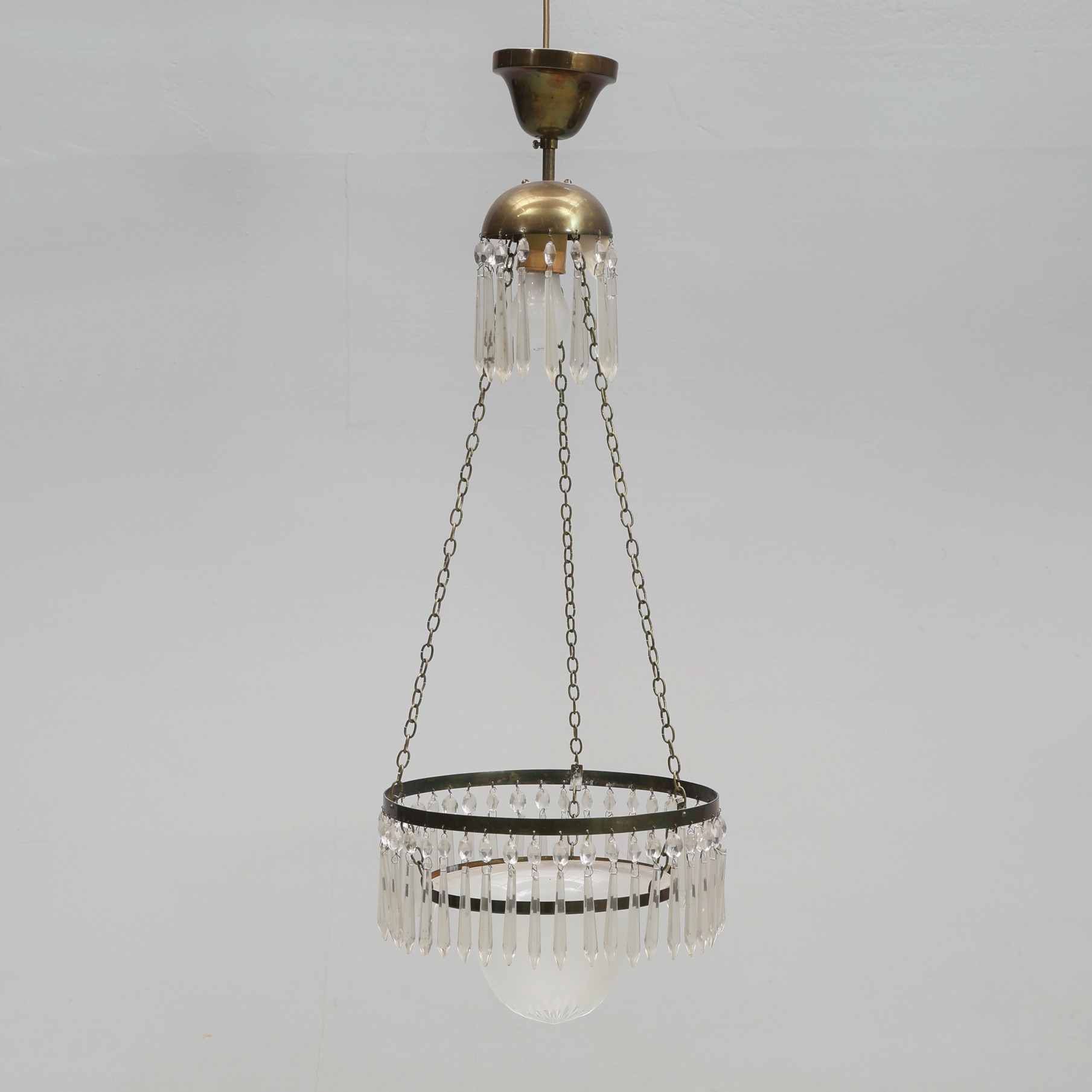 LJUSKRONA. Glas med prismor, metall, 1900-tal.