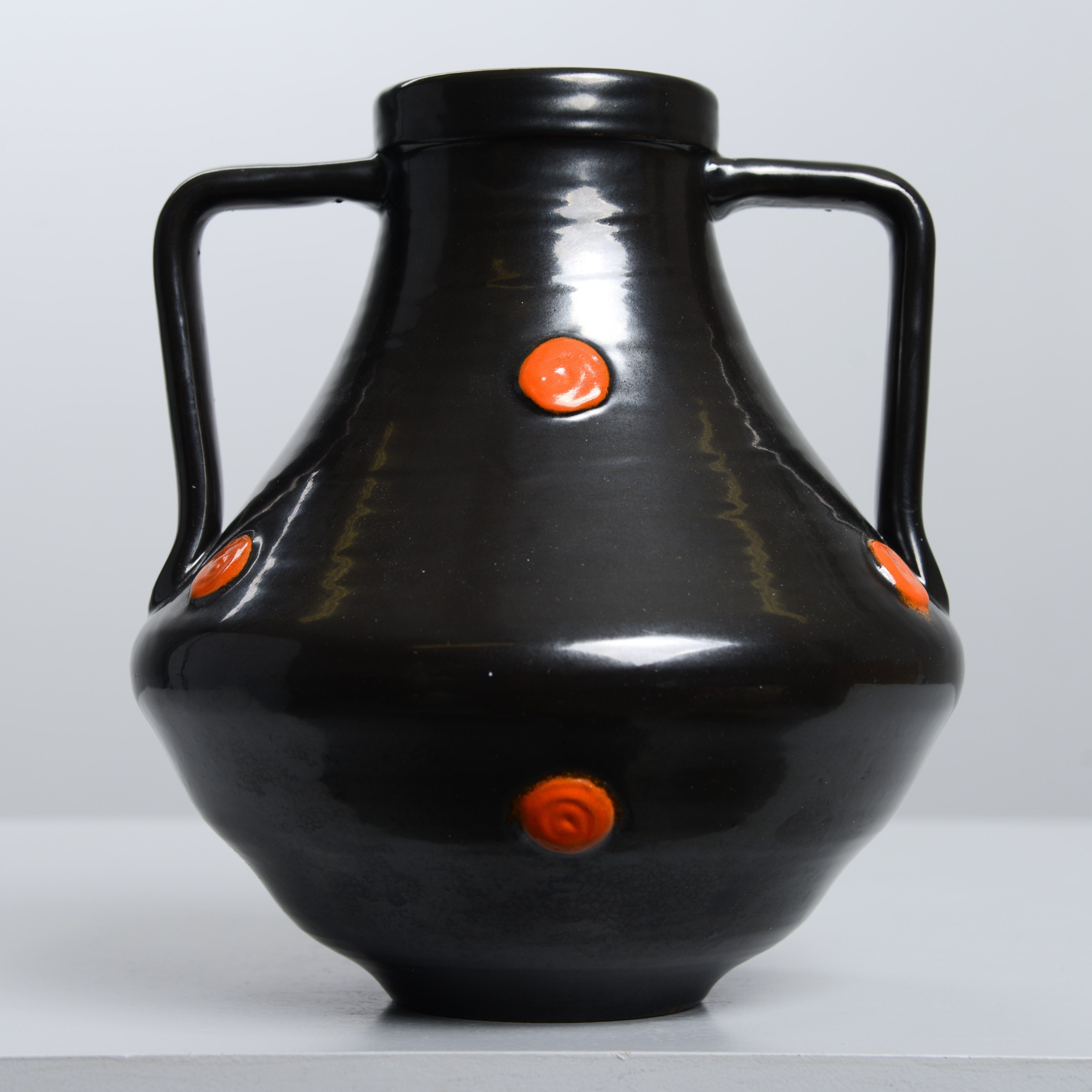 HÄNKELVAS, modell 2281, Upsala-Ekeby, 1932-35.