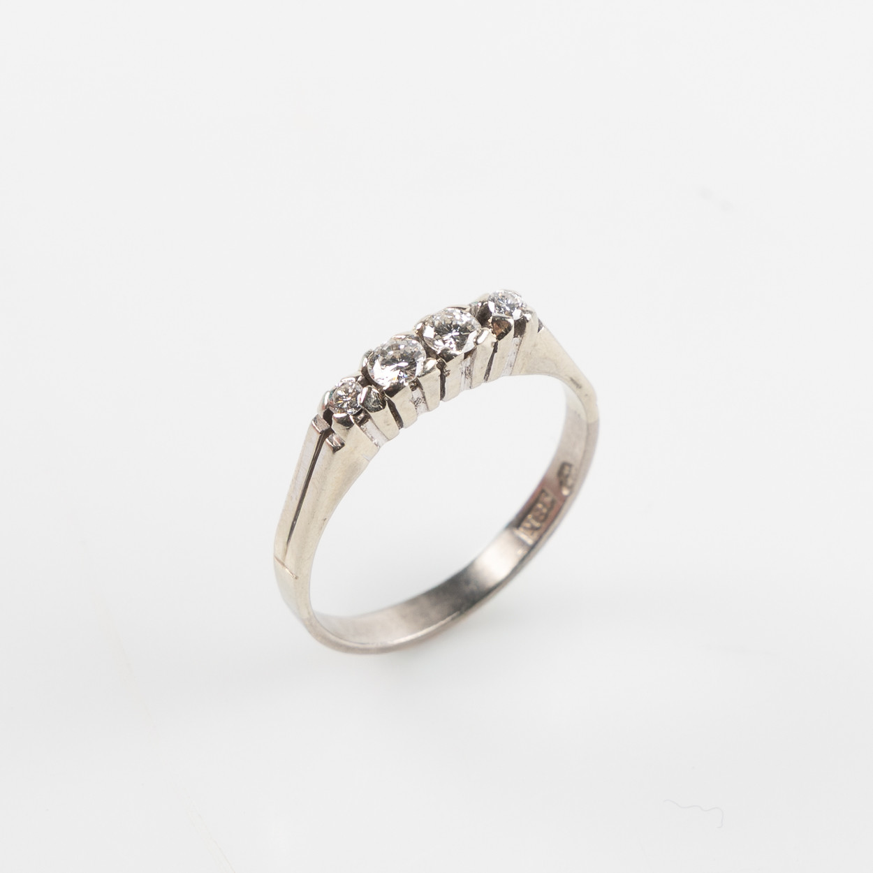 RING, 18K vitguld med fyra briljantslipade diamanter, totalt ca 0.25 ct.