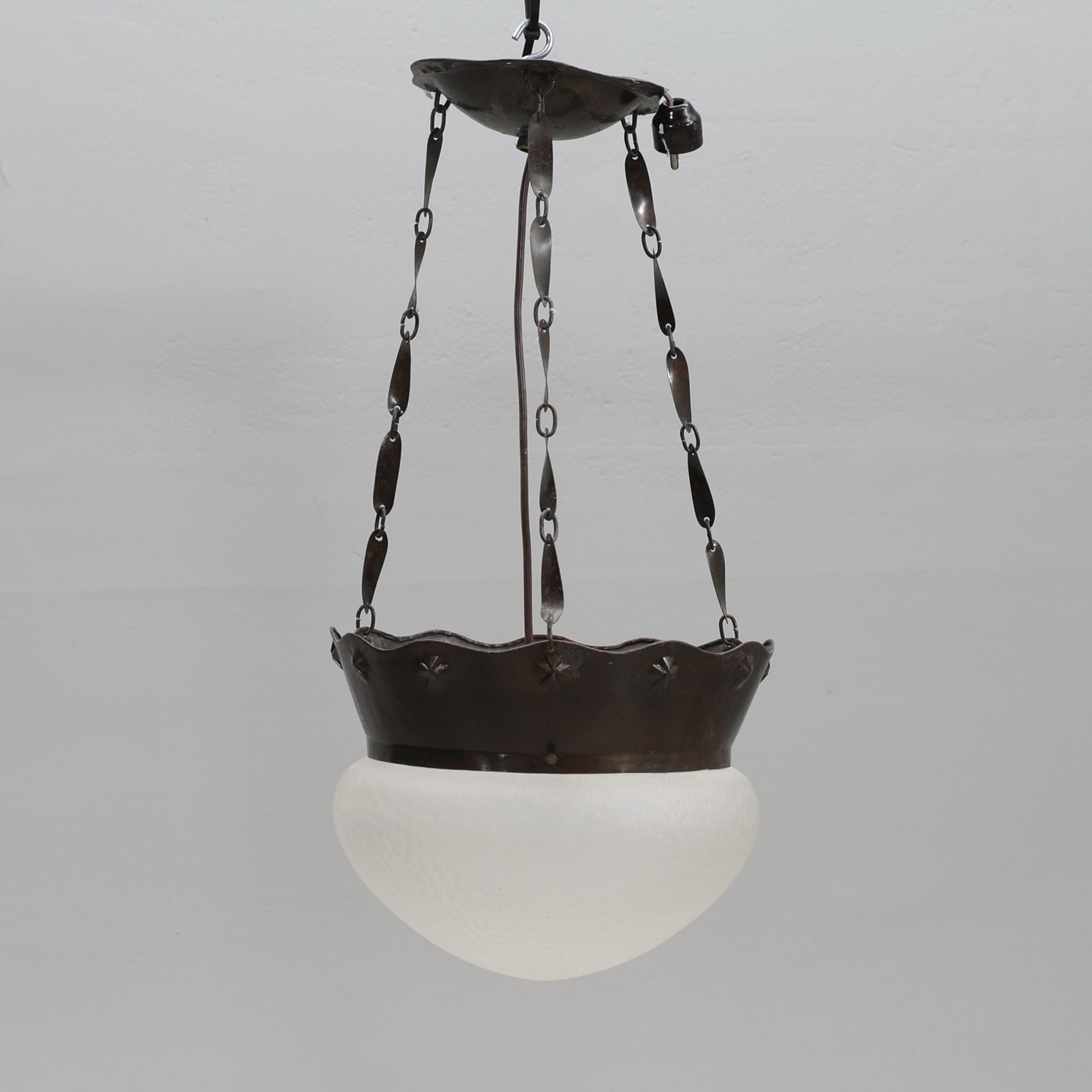 TAKLAMPA. Jugend, metall, glas tidigare delen av 1900-talet.