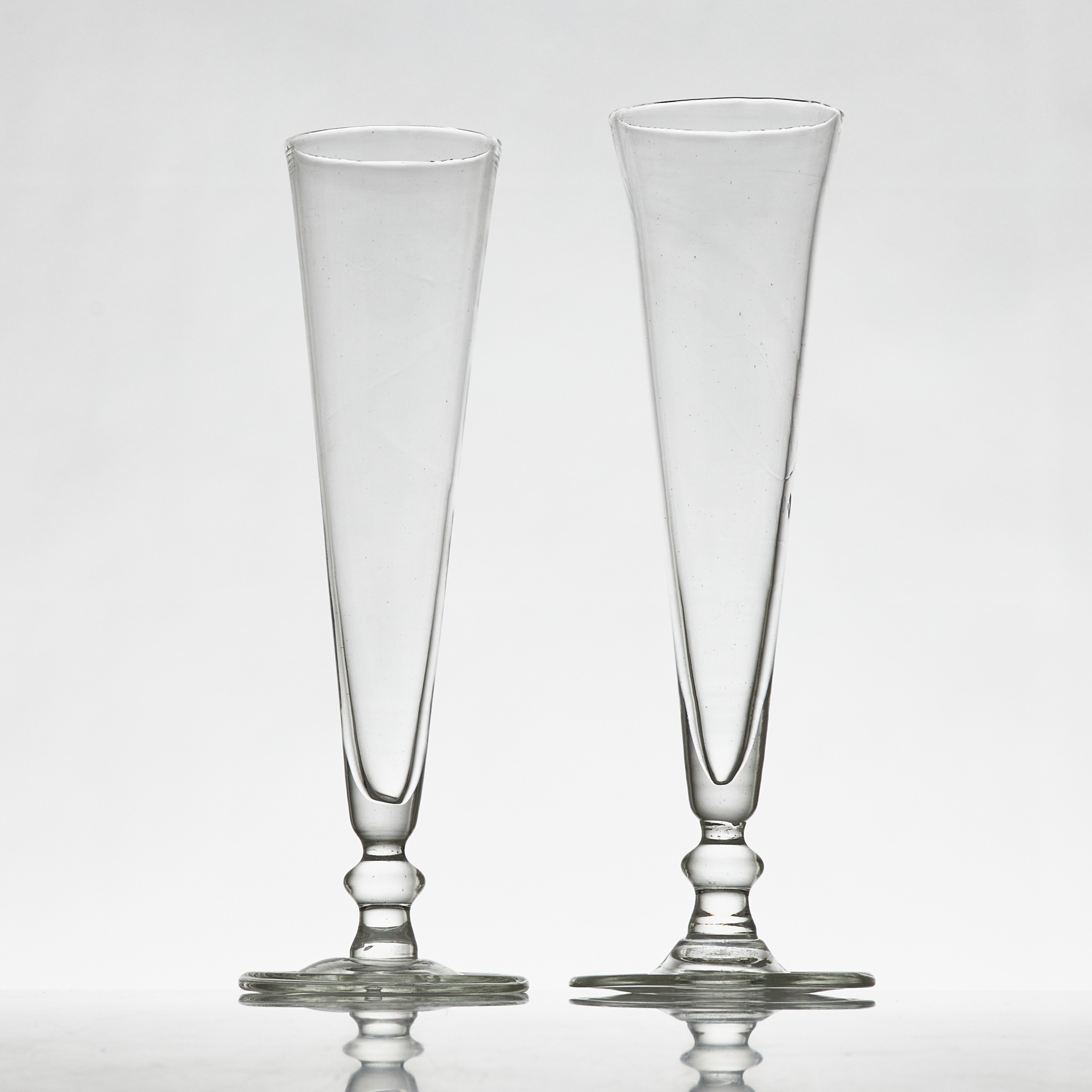 FLÖJTGLAS FÖR CHAMPAGNE, 12 st, samtida, tillverkat efter modell från Holland på 1600-talet.