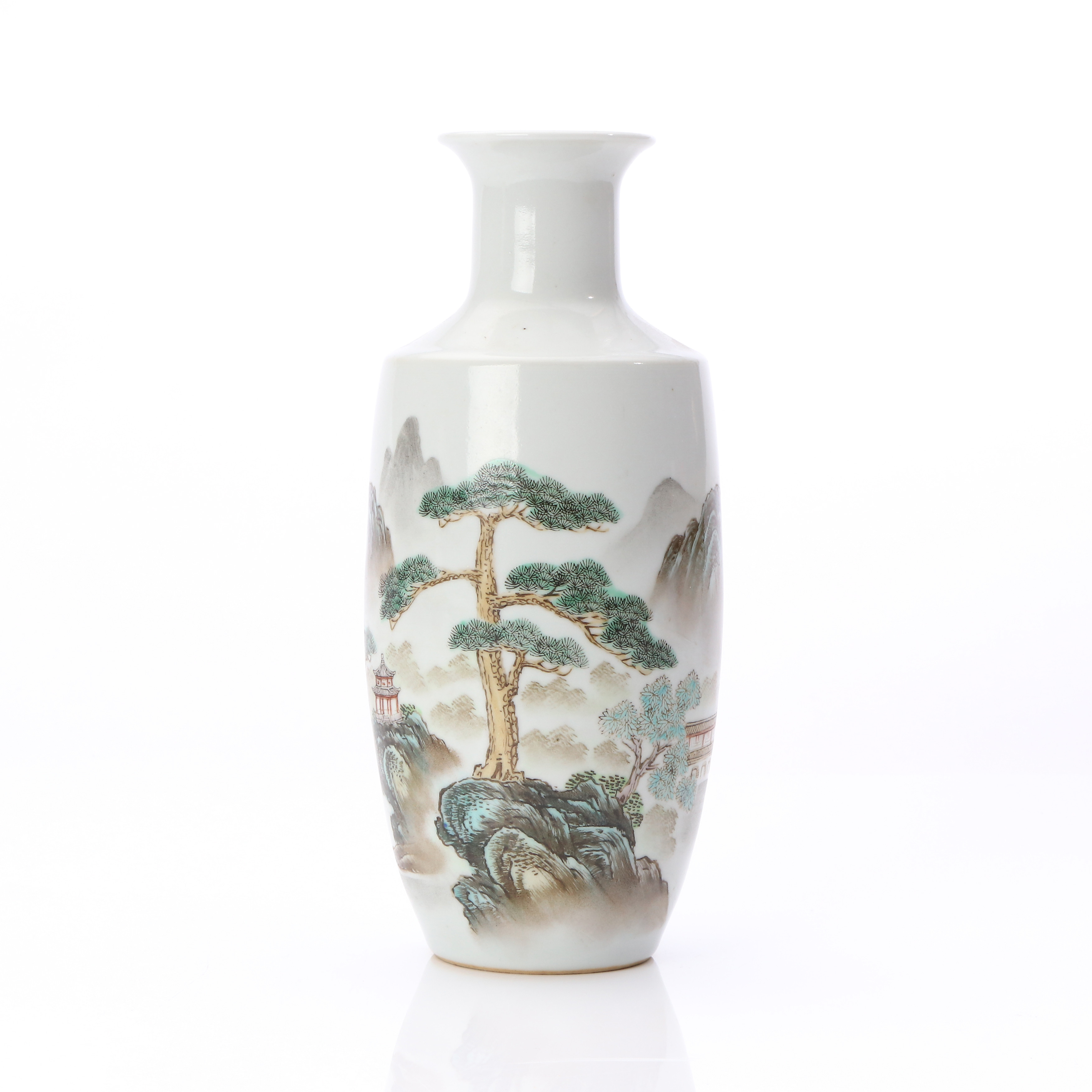 VAS. Porslin med polykrom dekor av landskap samt kalligrafi, märkt undertill. Kina, 1900-talets första hälft.