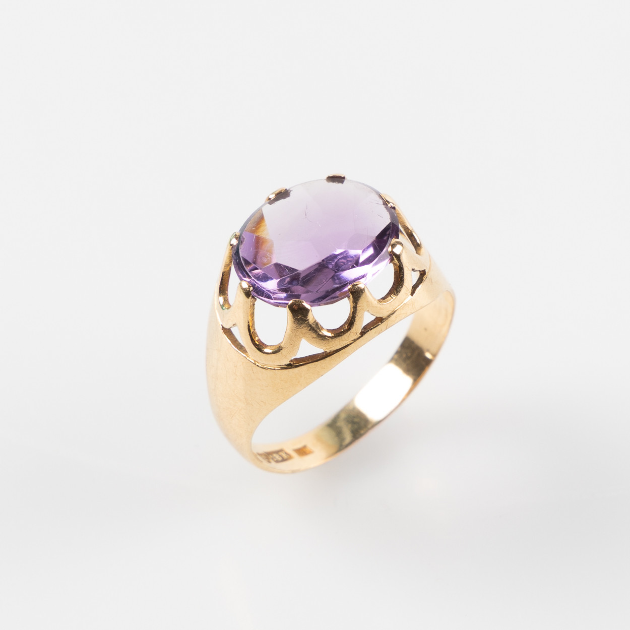 RING, 18K guld med syntetisk färgväxlande safir, Stigbert, Stockholm, 1957.