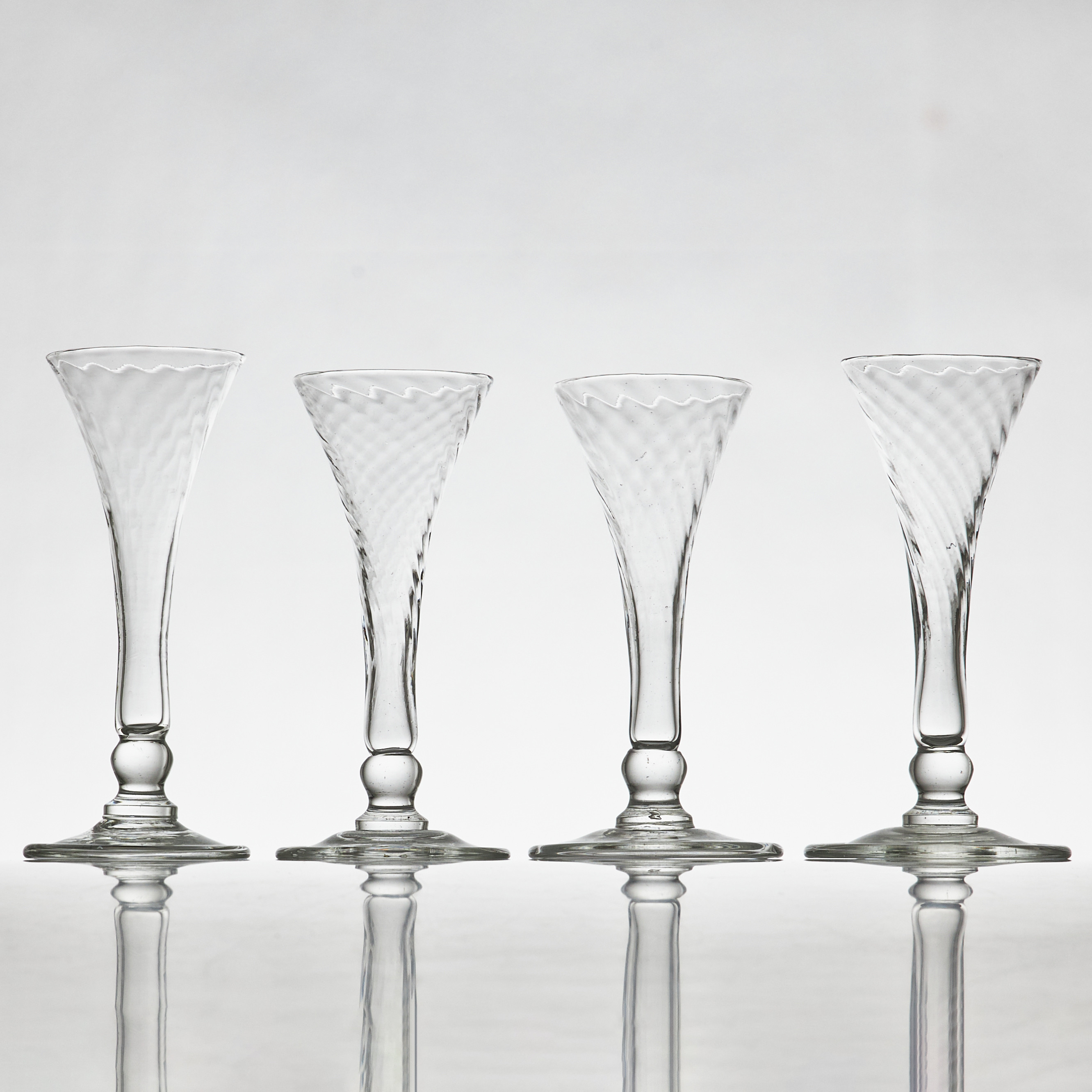 CHAMPAGNEGLAS, 12 st, "Linné", samtida, tillverkat efter modell från Sverige på 1700-talet.