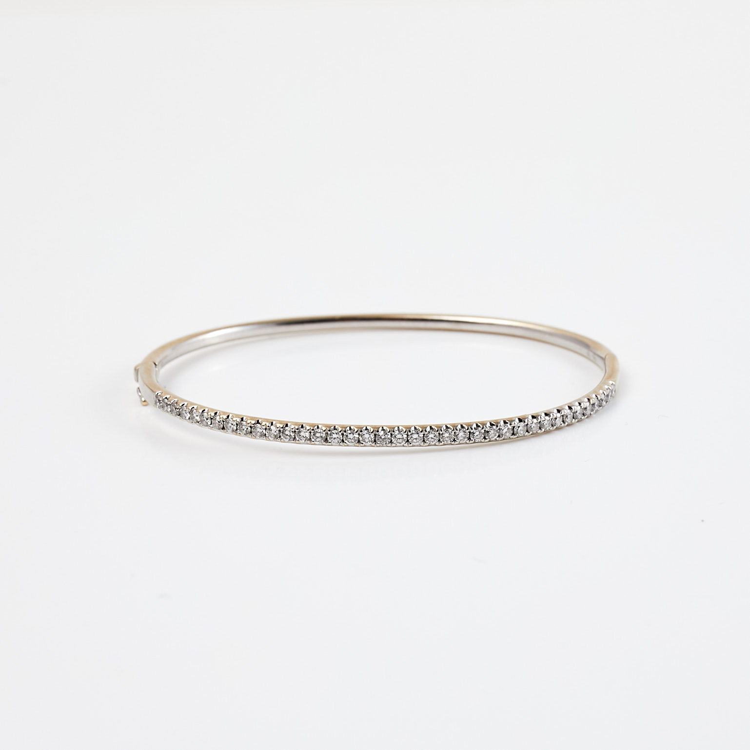 ARMRING, 18 k vitguld, 37 briljantslipade diamanter, totalt ca 0,74 ct.