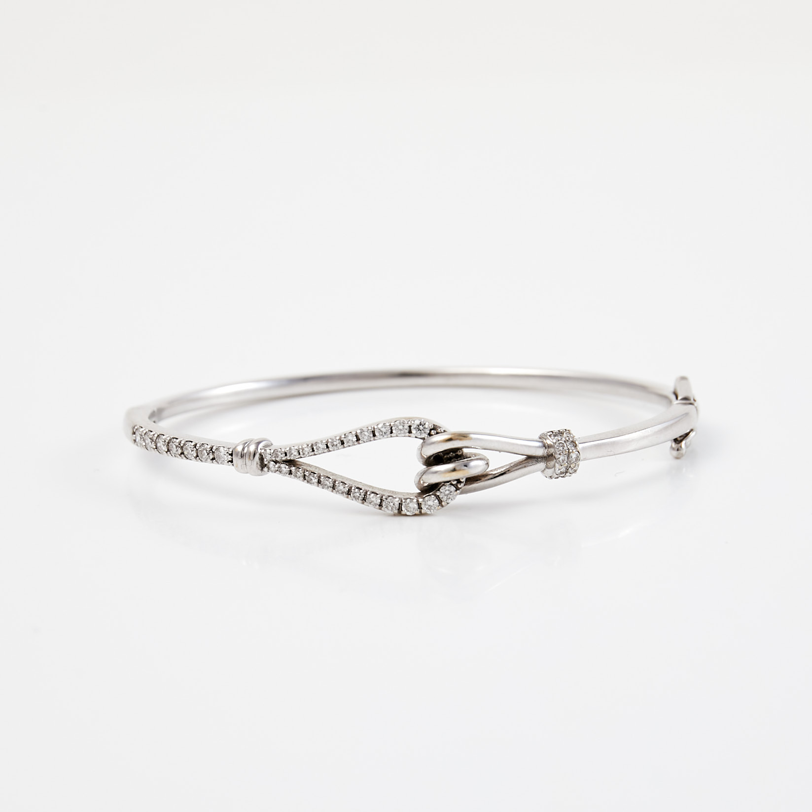 ARMRING, 18 k vitguld, dekor av 40 briljantslipade diamanter, totalt ca 0,45 ct.