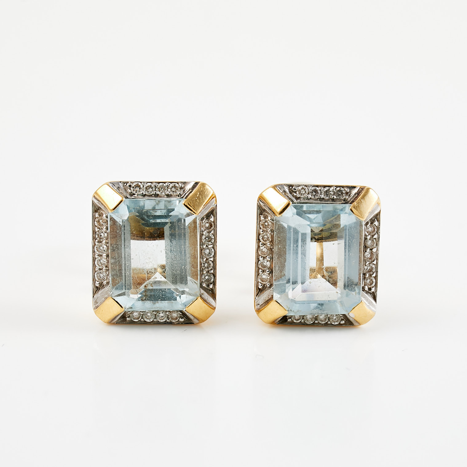 ÖRHÄNGEN, 18 k guld, vardera örhänge med 1 smaragdslipad akvamarin, bekransad av 18 briljantslipade diamanter, totalt ca 0,20 ct, Hellström & Åhrling Ab, Stockholm.