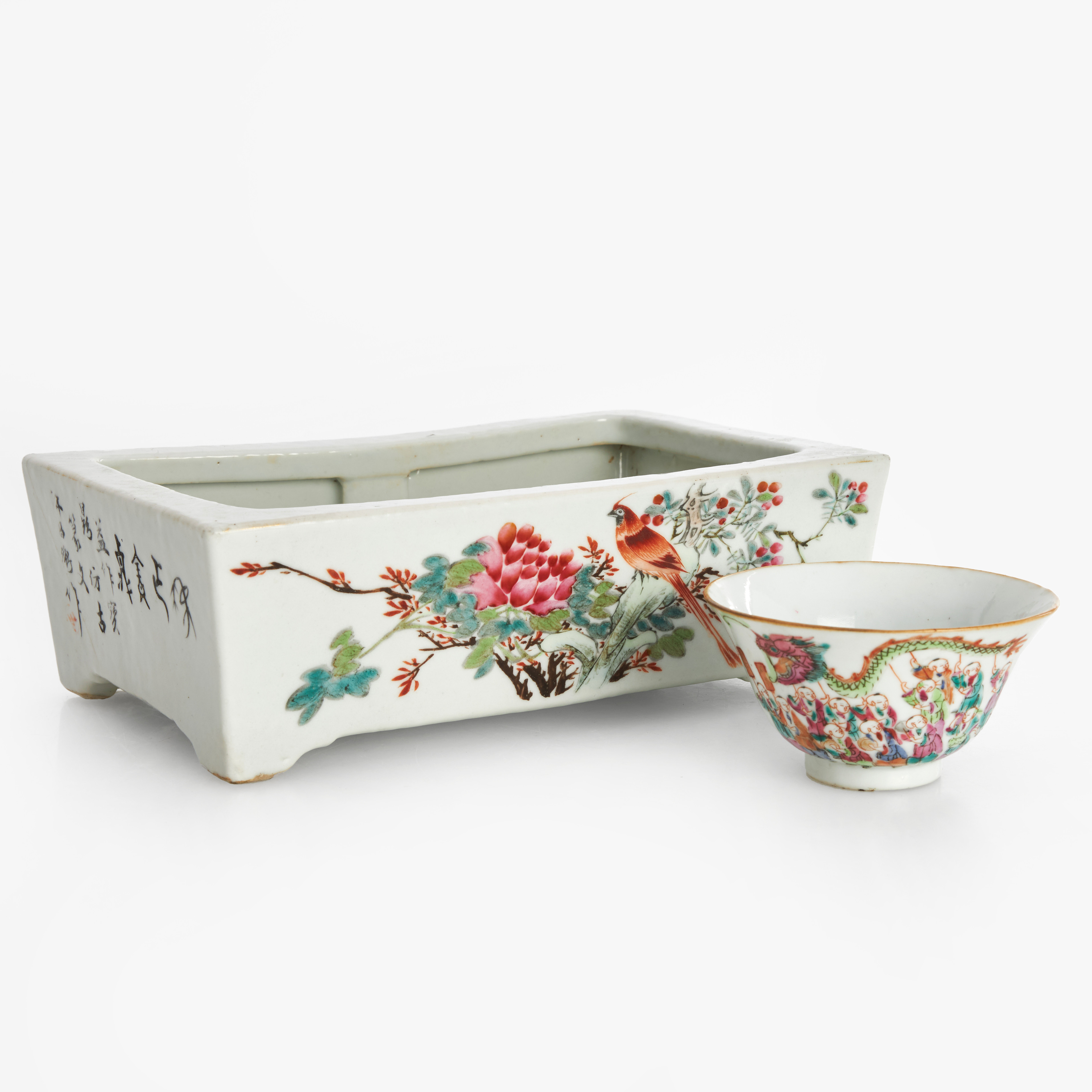 SKÅL och RÖKELSKAR, porslin, Kina, dekor i famille rose av figurscen, samt fågel och blommor och med kalligrafi, Republik, 1900-tal.