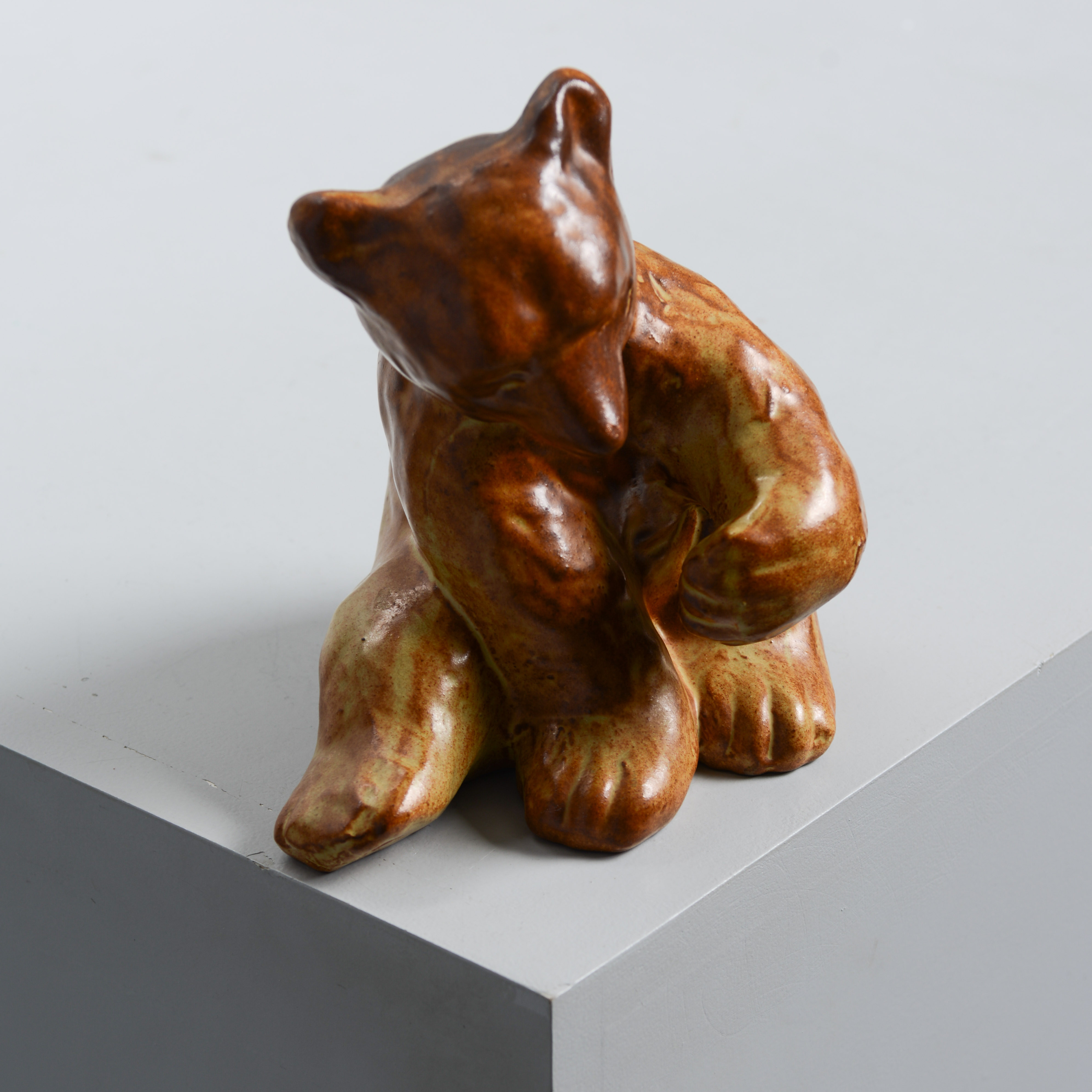 VICKE LINDSTRAND. Figurin, björn, modell 58, Upsala-Ekeby, 1944-52.