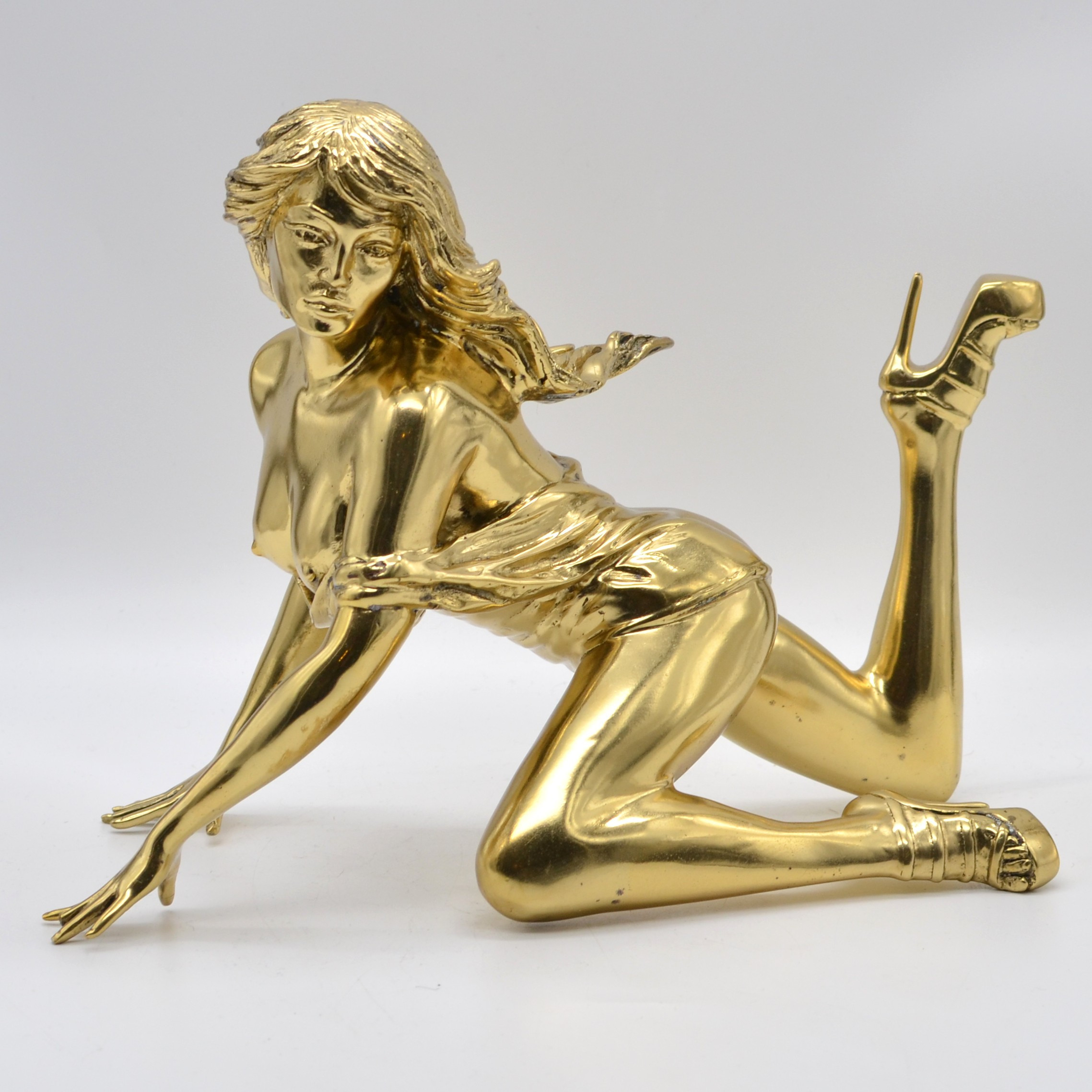 ROBBI JONES (1961). "JASMIN", DAMENAKT, SKULPTUR, MESSING (POLIERT), GELBGOLDENER PATINA, UM 2000, SIGNIERT.