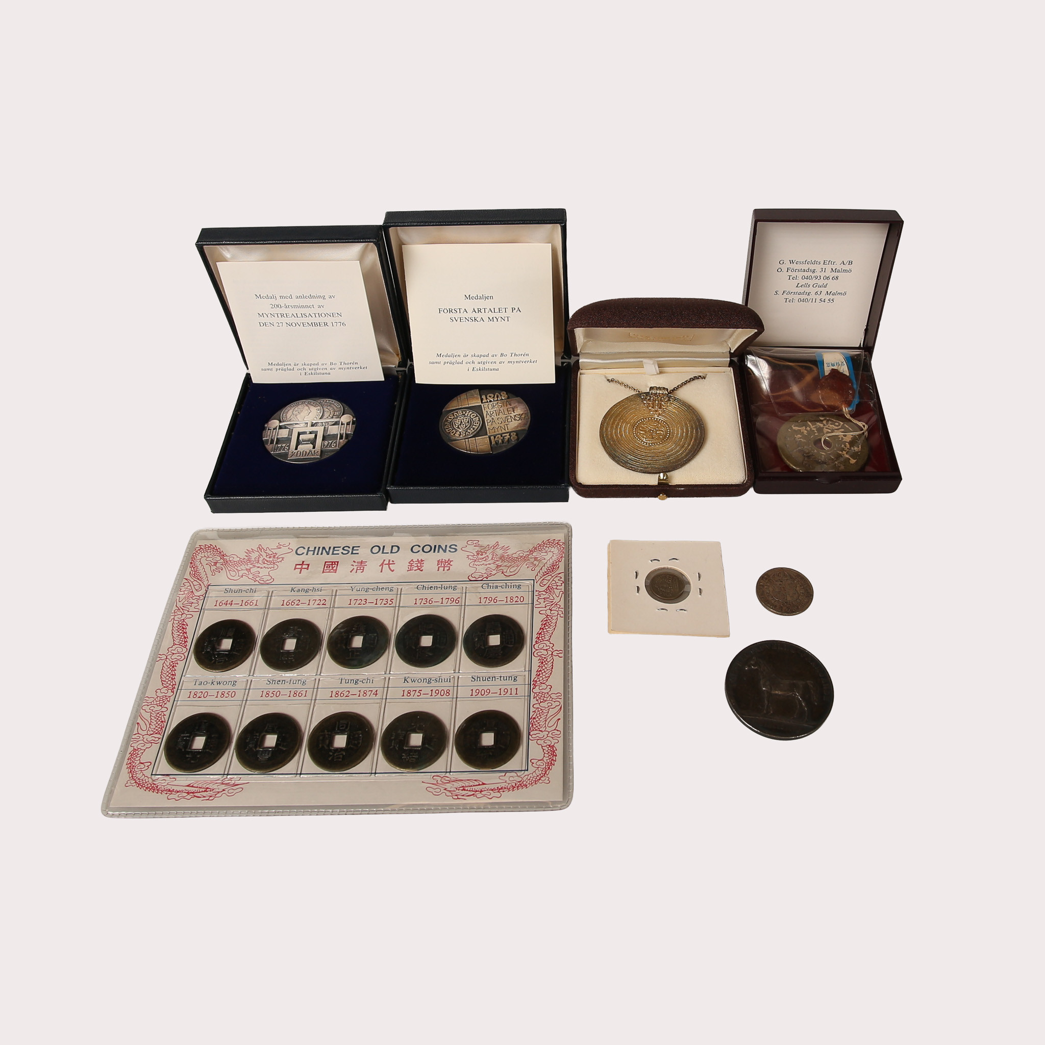 SILVERMEDALJER, brakteat museumskopia mm, samt Cash mynt, Kina, Shunzi (1644-1661) - Xuantong (1909-1911). Vikt finsilver 189,25 gram.