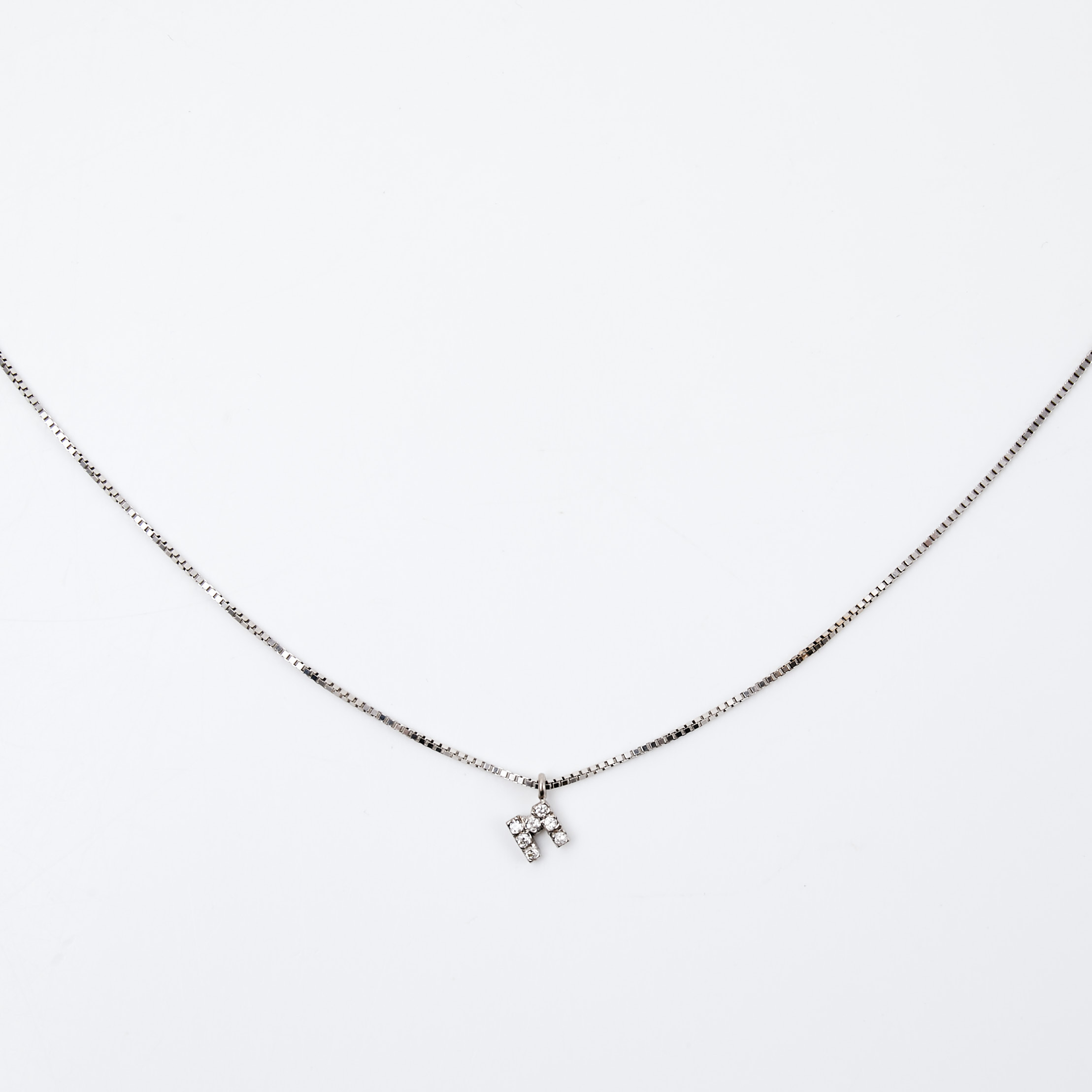 HALSBAND med HÄNGE, 18 k vitguld, venetiansk länk, hänge i form av bokstaven M, togglelås, dekor av briljantslipade diamanter, totalt ca 0,15 ct, Limhamns Guldsmedsaffär Ab, Limhamn.