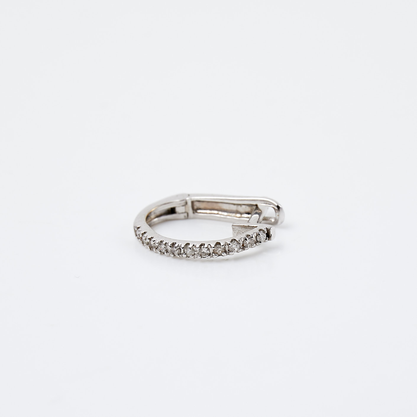 ÖRHÄNGE, 1 st, creol, 18 k vitguld, 11 briljantslipade diamanter, ca 0,11 ct.