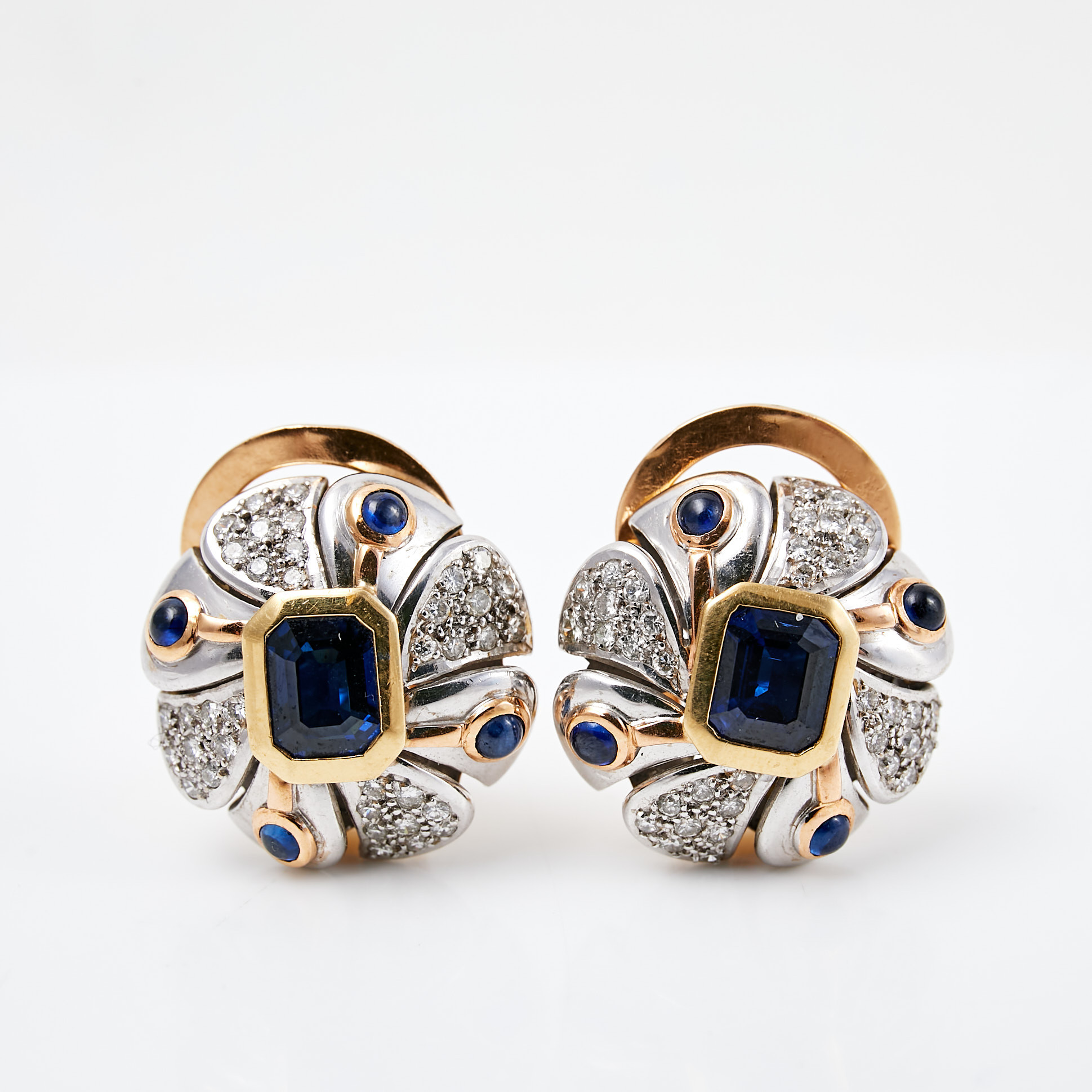 ÖRHÄNGEN, 1 par, 18 k röd- samt vitguld, safirer med smaragd- resp. cabochonslipning, briljantslipade diamanter, totalt ca 0,72 ct.