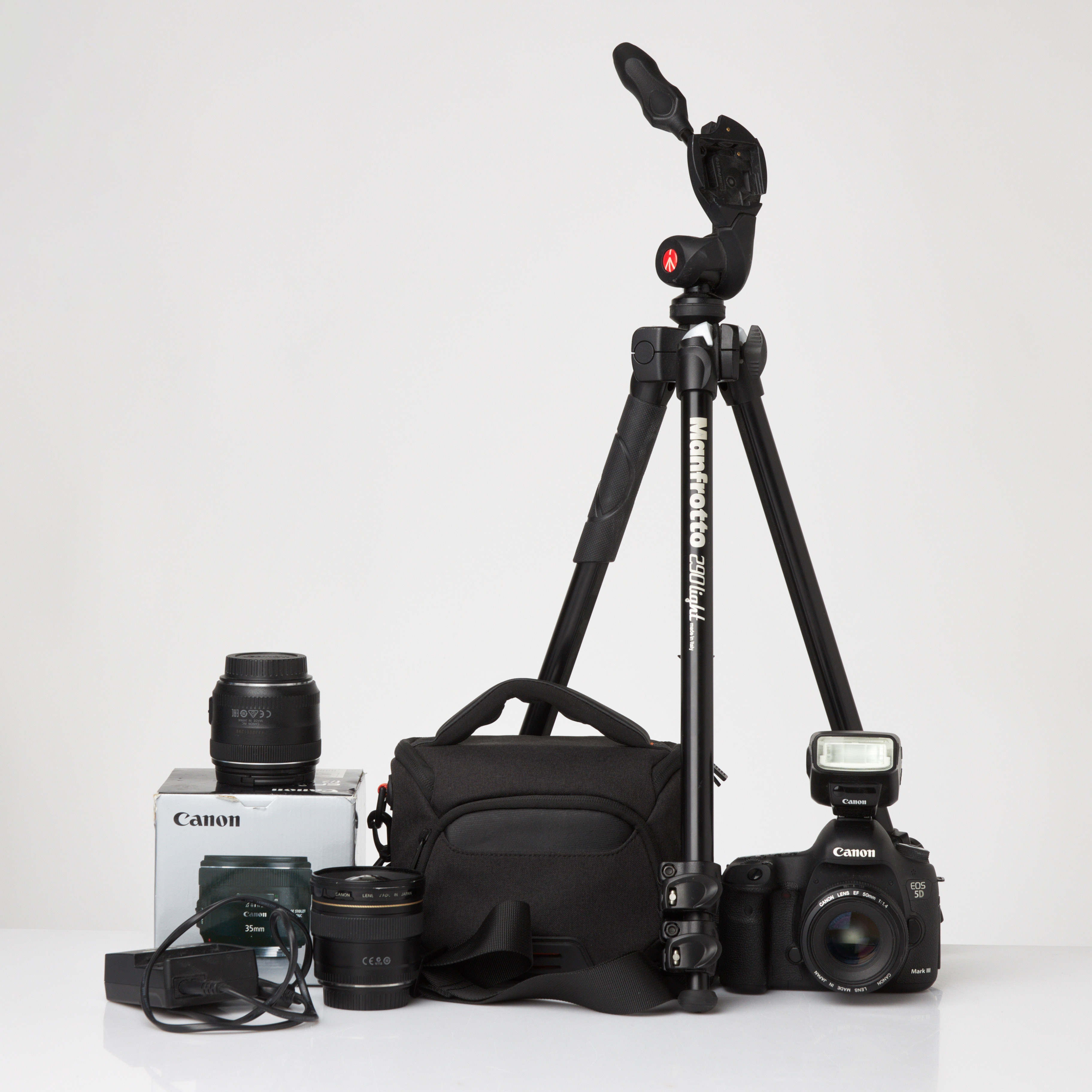 CANON, EOS 5D Mark III kamerahus, objektiv Canon EF 35 mm 1:2 IS USM, Canon EF 50 mm 1:1.4, Canon EF 20 mm 1:2.8, blixt Canon Speedlite 270EX II, batteriladdare, batteri, Manfrottostativ samt väska medföljer.