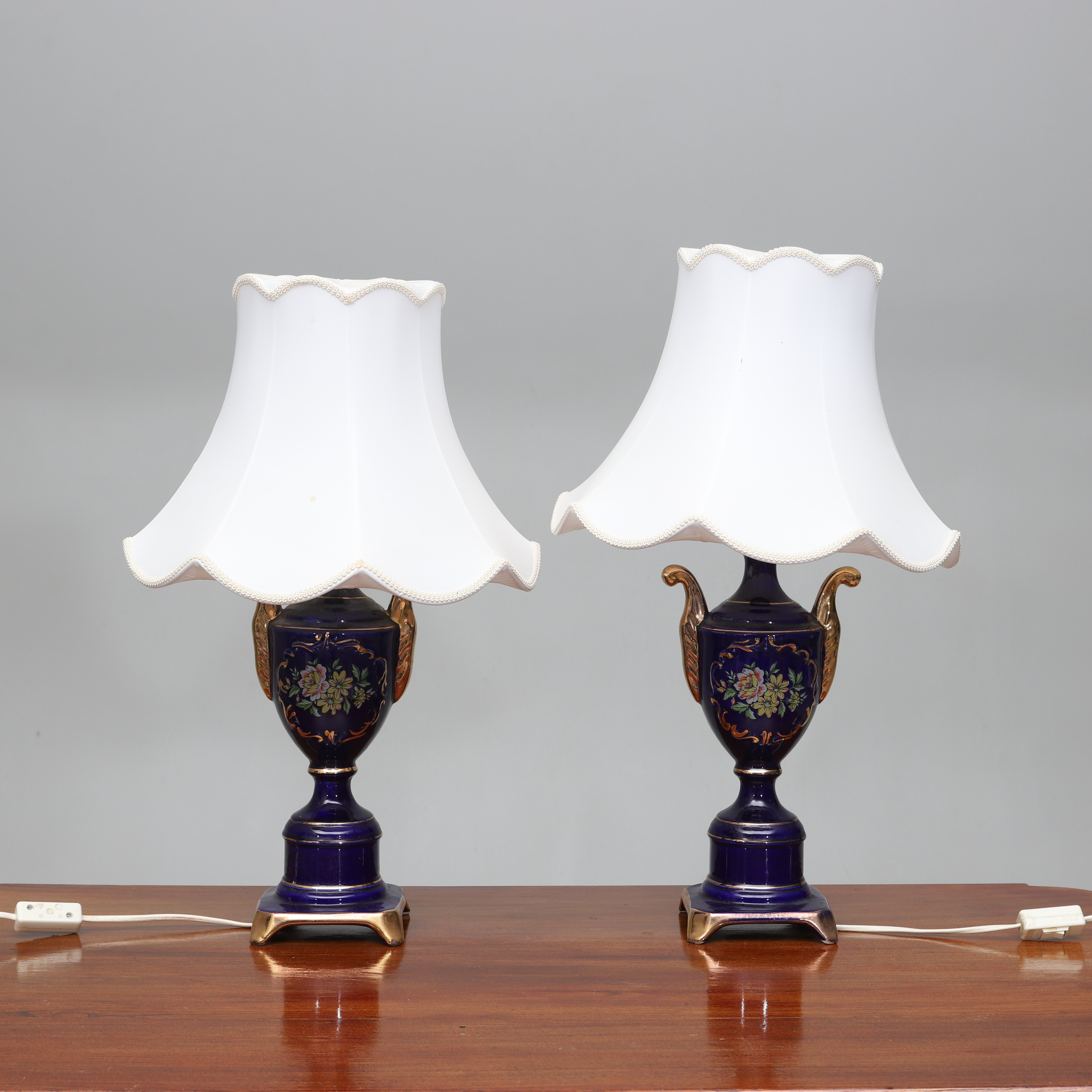 BORDSLAMPOR, ett par, keramik, Italien, 1900-tal.