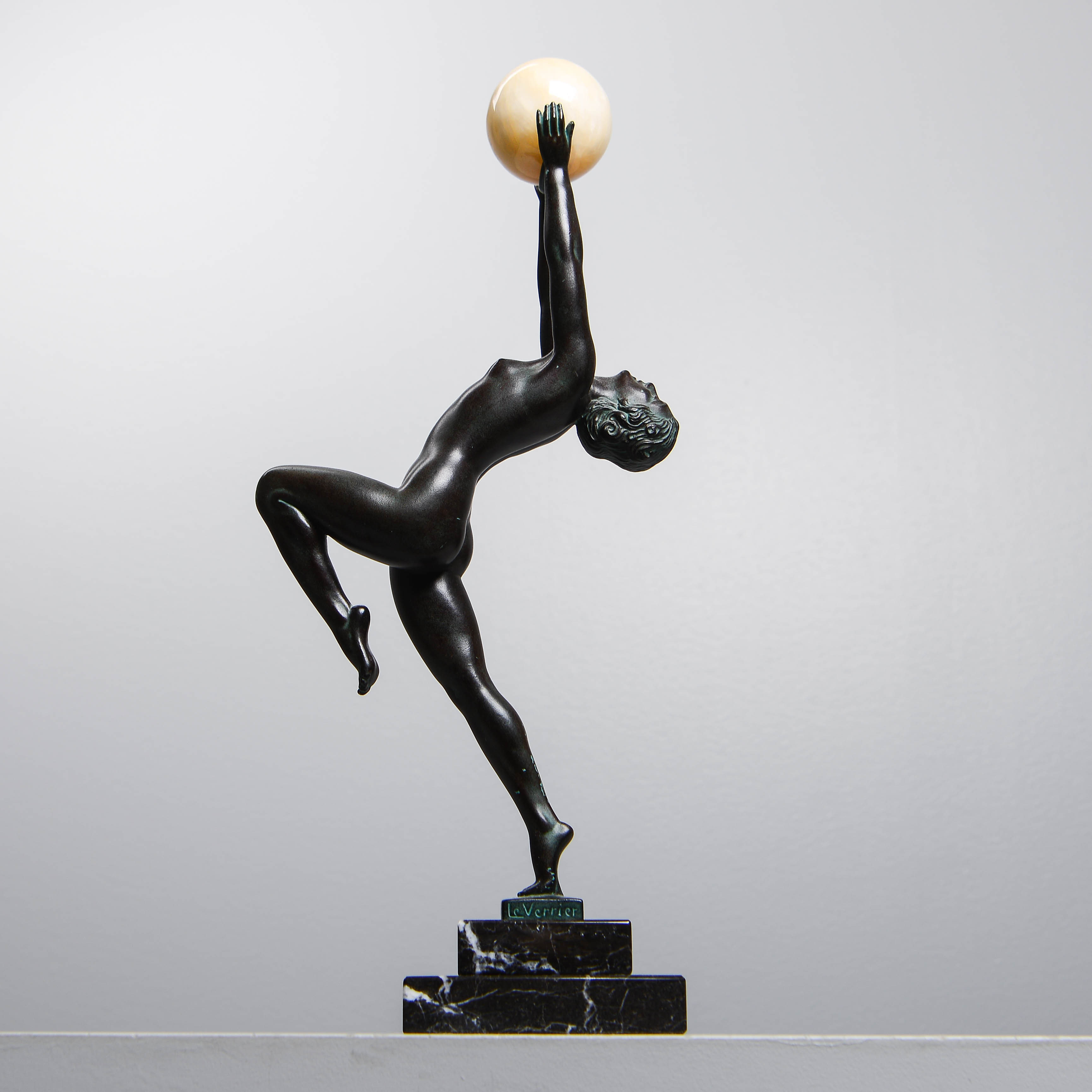 MAX LE VERRIER. Bronsskulptur, "Jeu", art déco, formgiven ca. 1930.