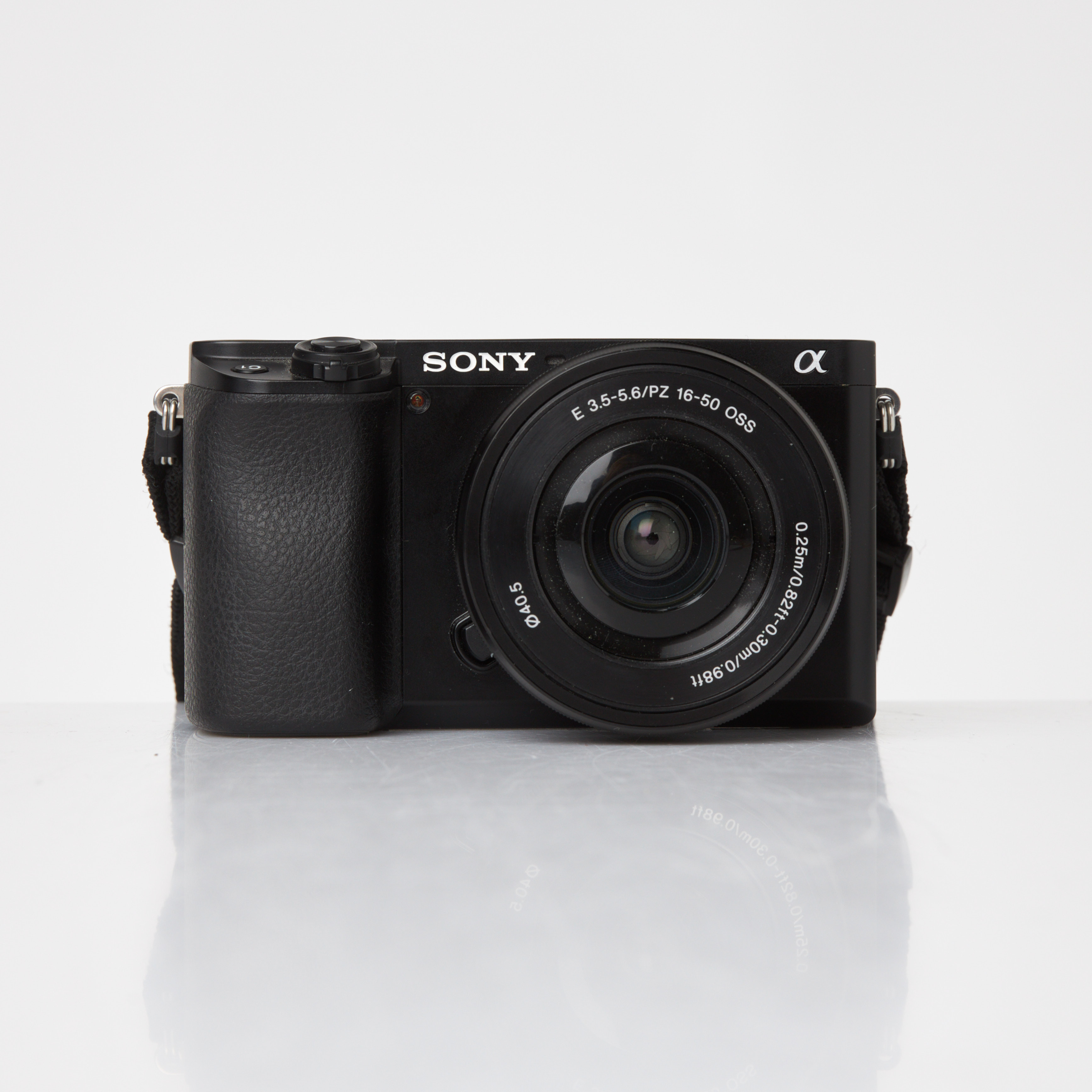 SONY Alpa 6100, kamerahus, objektiv Sony Optical Steady Shot E 3.5-5.6/PZ 16-50 OSS.