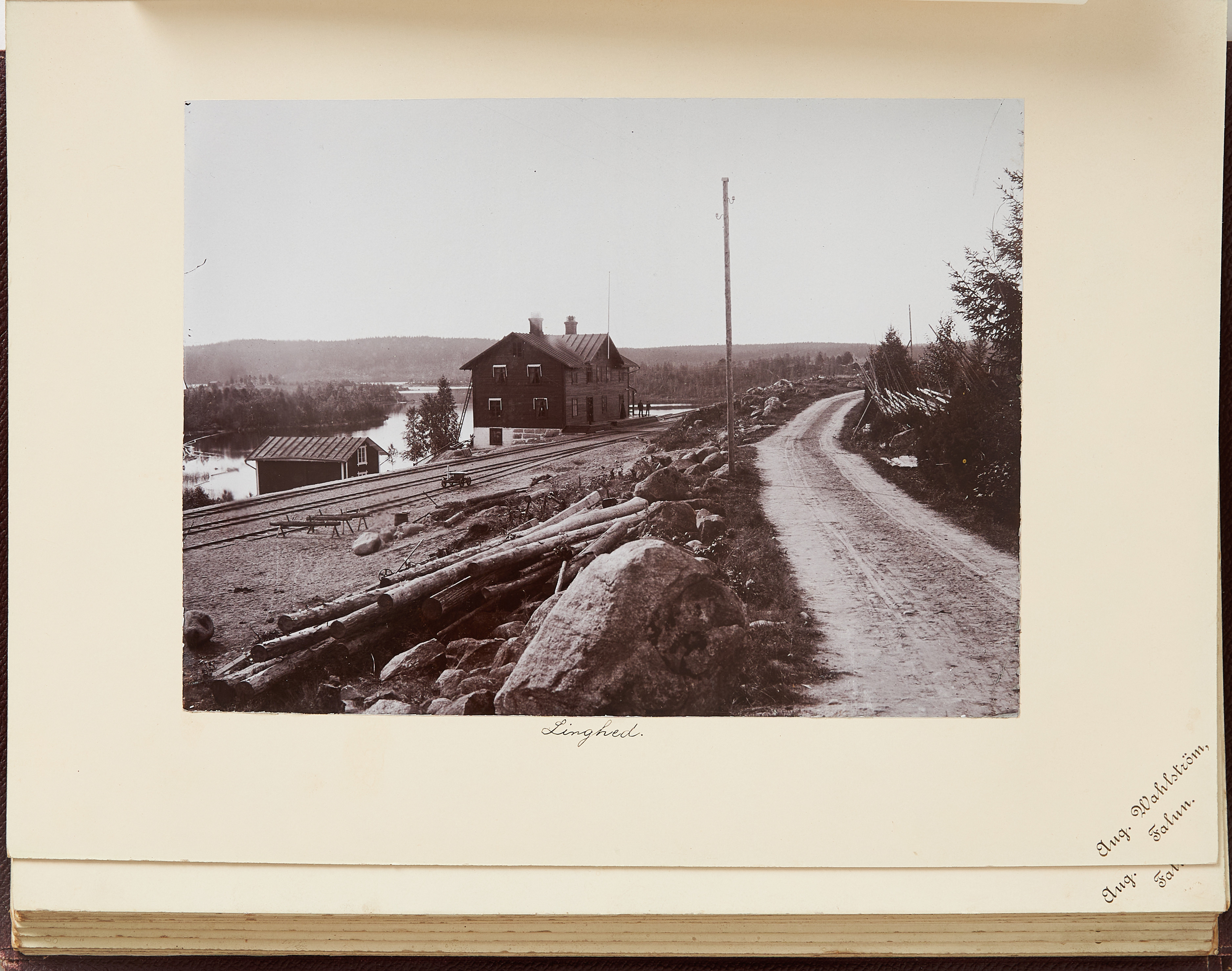 AUGUST WAHLSTRÖM - VYER AF KOPPARBERGS-HOFORS EGENDOMAR, FOTOGRAFIER, ca 1880-1900.