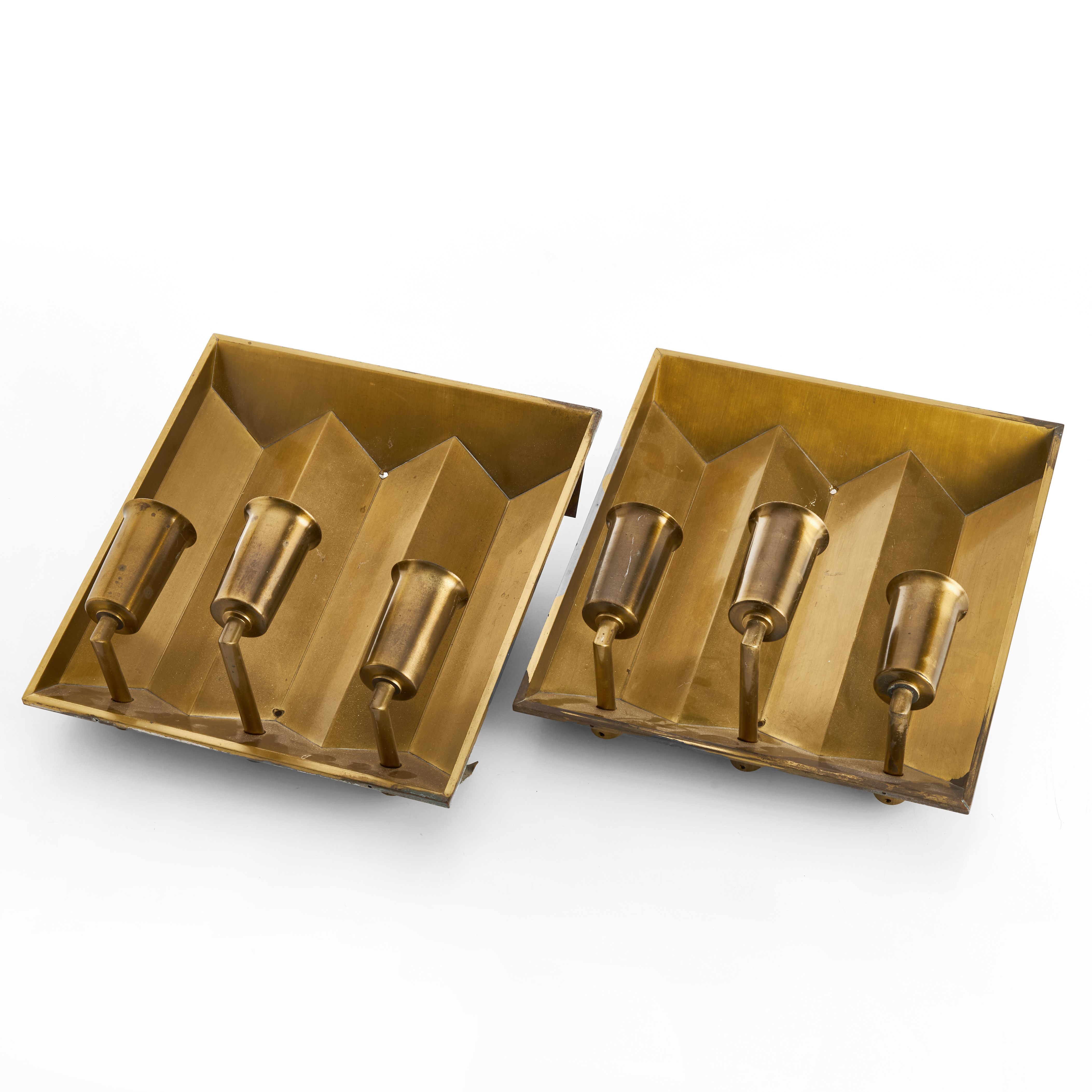 VÄGGLAMPOR, ett par, mässing, 3 ljuspunkter vardera, sannolikt Fog & Mørup, Danmark, ca 1950-tal.