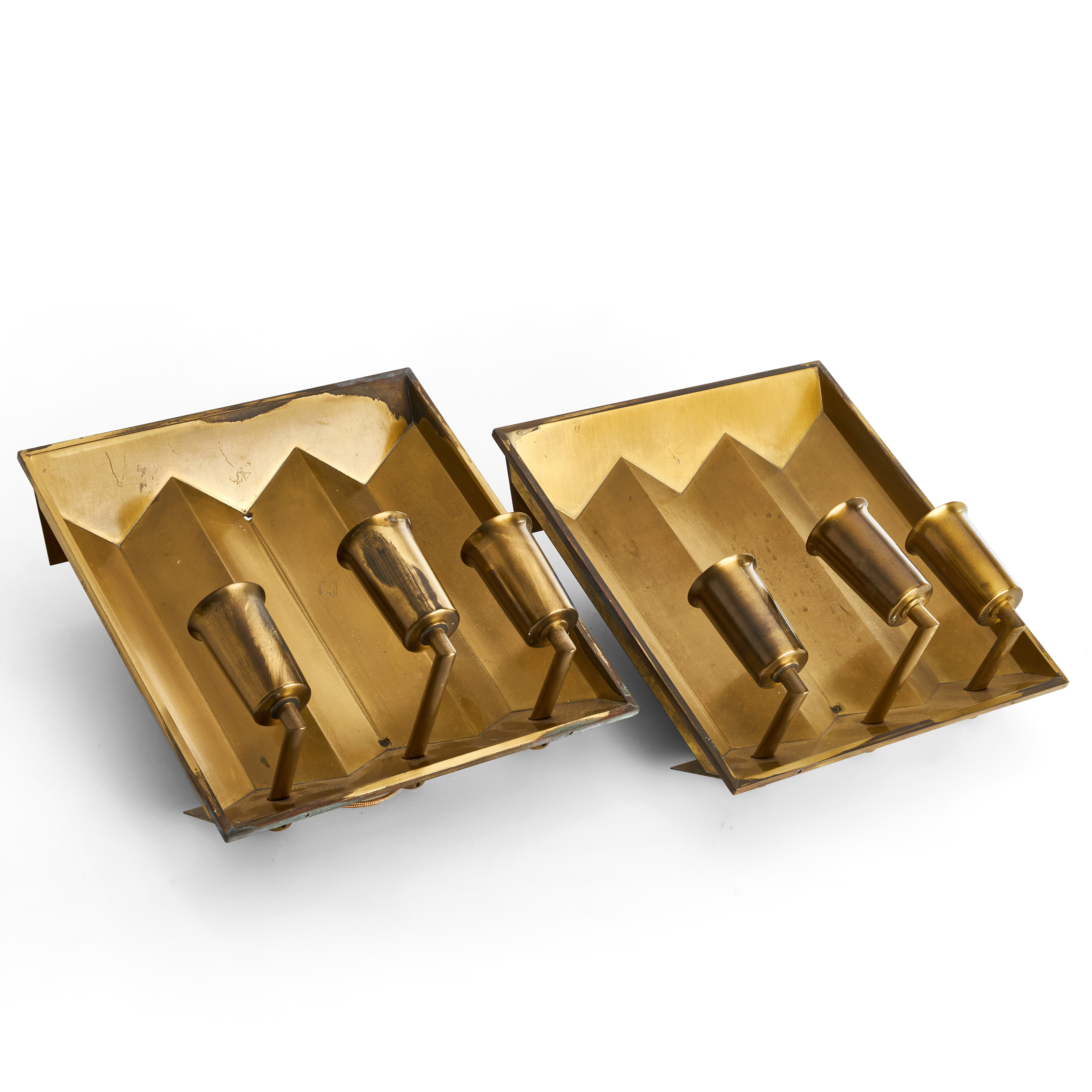 VÄGGLAMPOR, ett par, mässing, 3 ljuspunkter vardera, sannolikt Fog & Mørup, Danmark, ca 1950-tal.