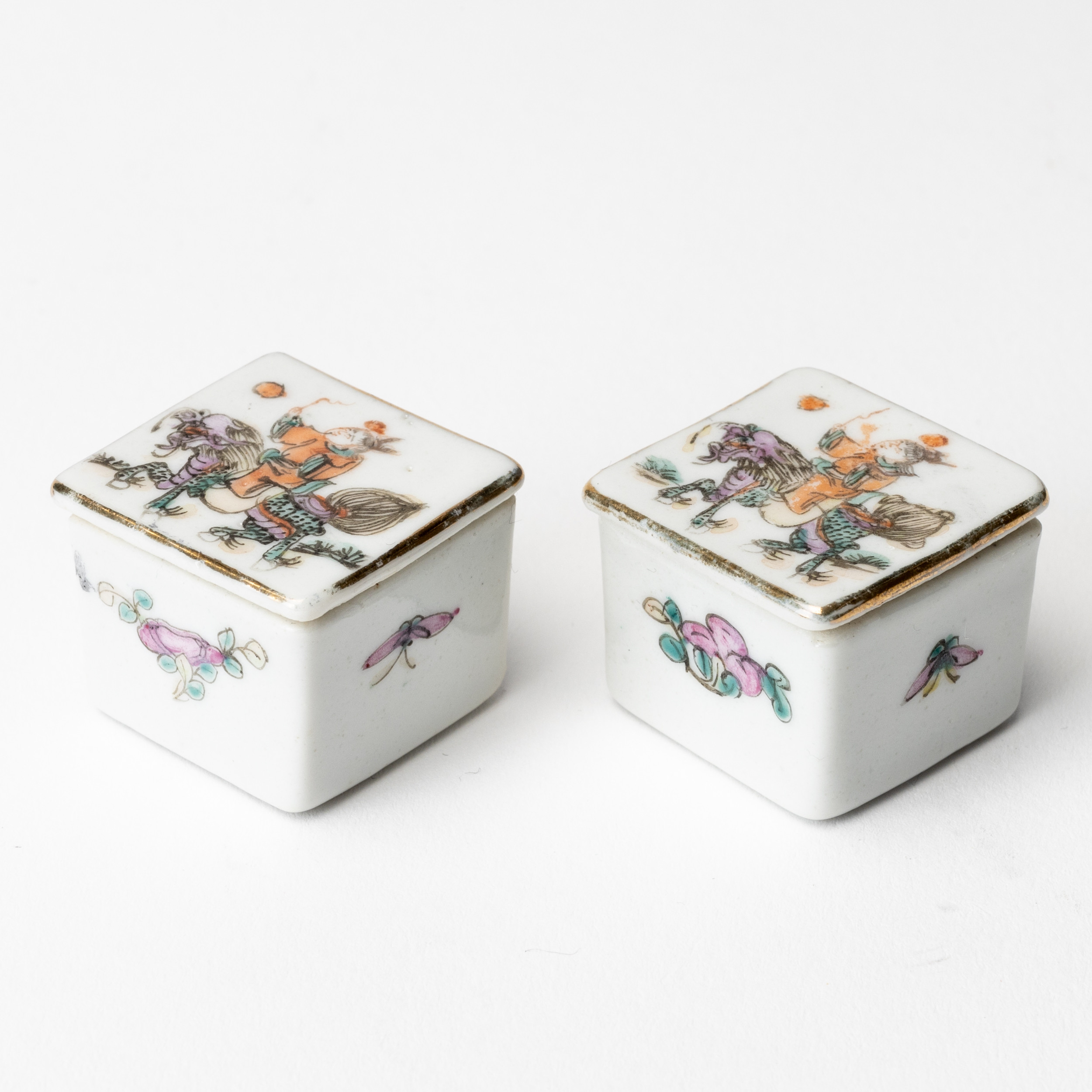 SALTBURKAR, ett par, porslin, Kina. Republik, 1900-talets första hälft.