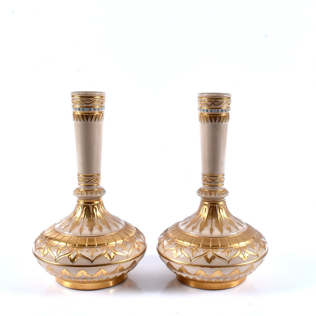 VASER, ett par, förgyllt flintgods, 1900-talets början.