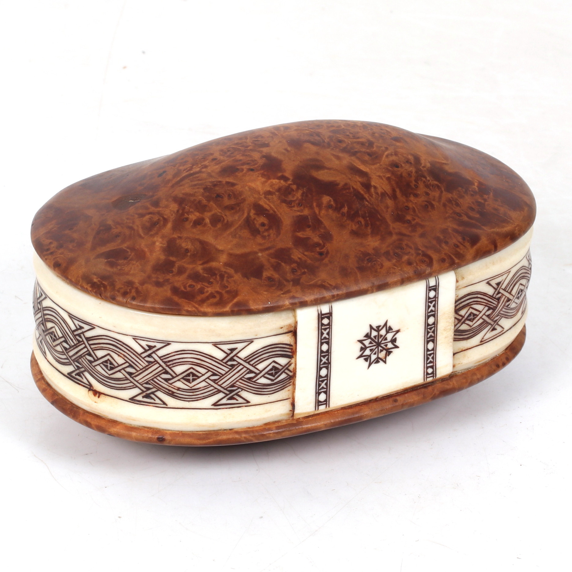 ESSE POGGATS. Lockask, monogramsignerad, 1900-talets senare del.