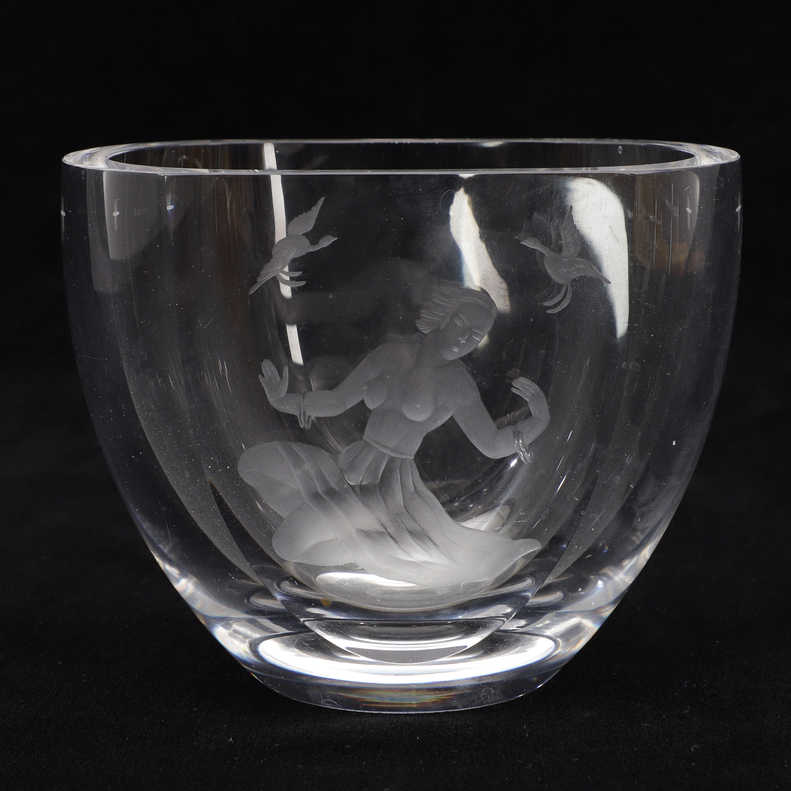 VAS MED KVINNOGRAVYR, Värends Konstglas, signerad E.W.