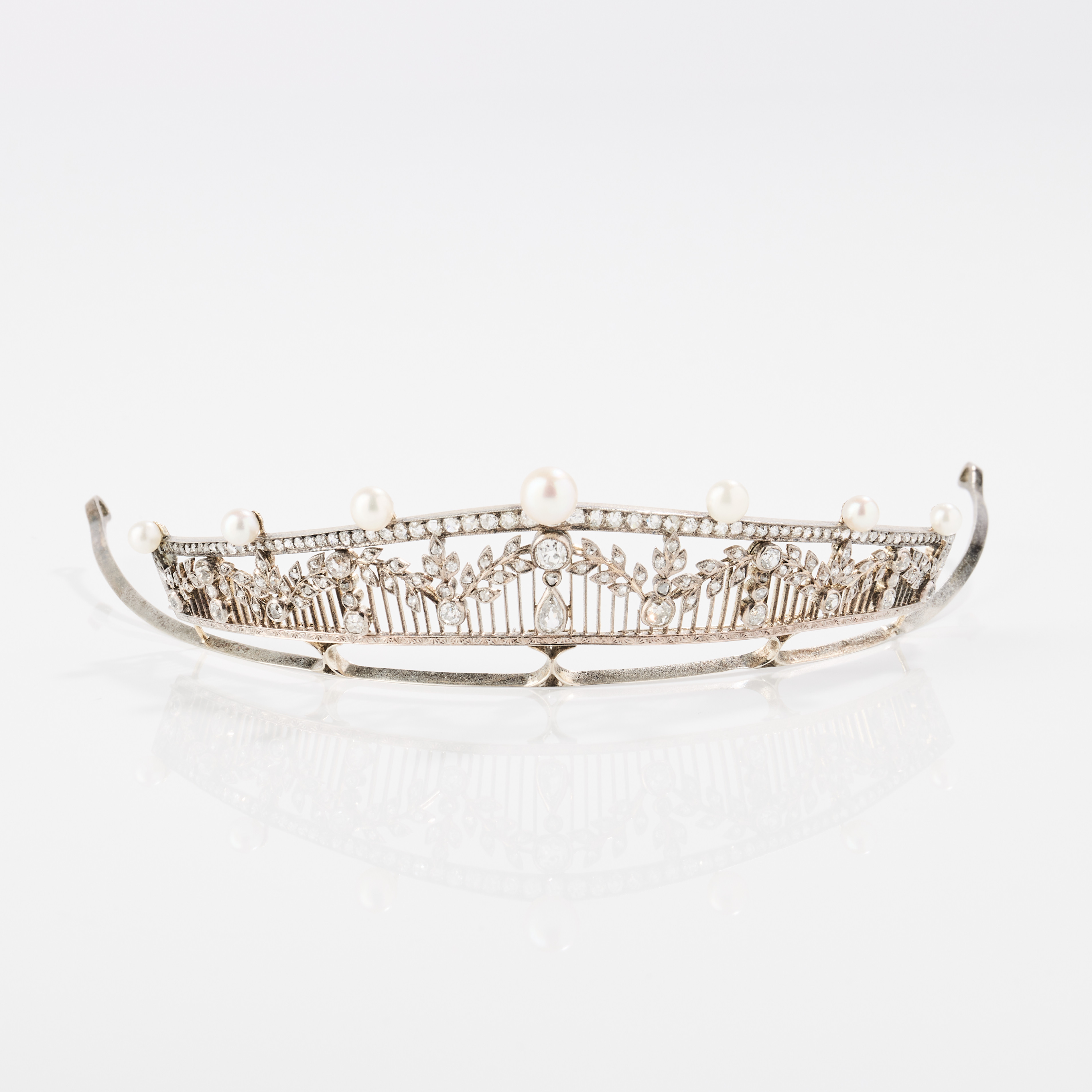 TIARA, ca 14K guld/platina med odlade pärlor och diamanter, Belle Epoque, 1910-tal.