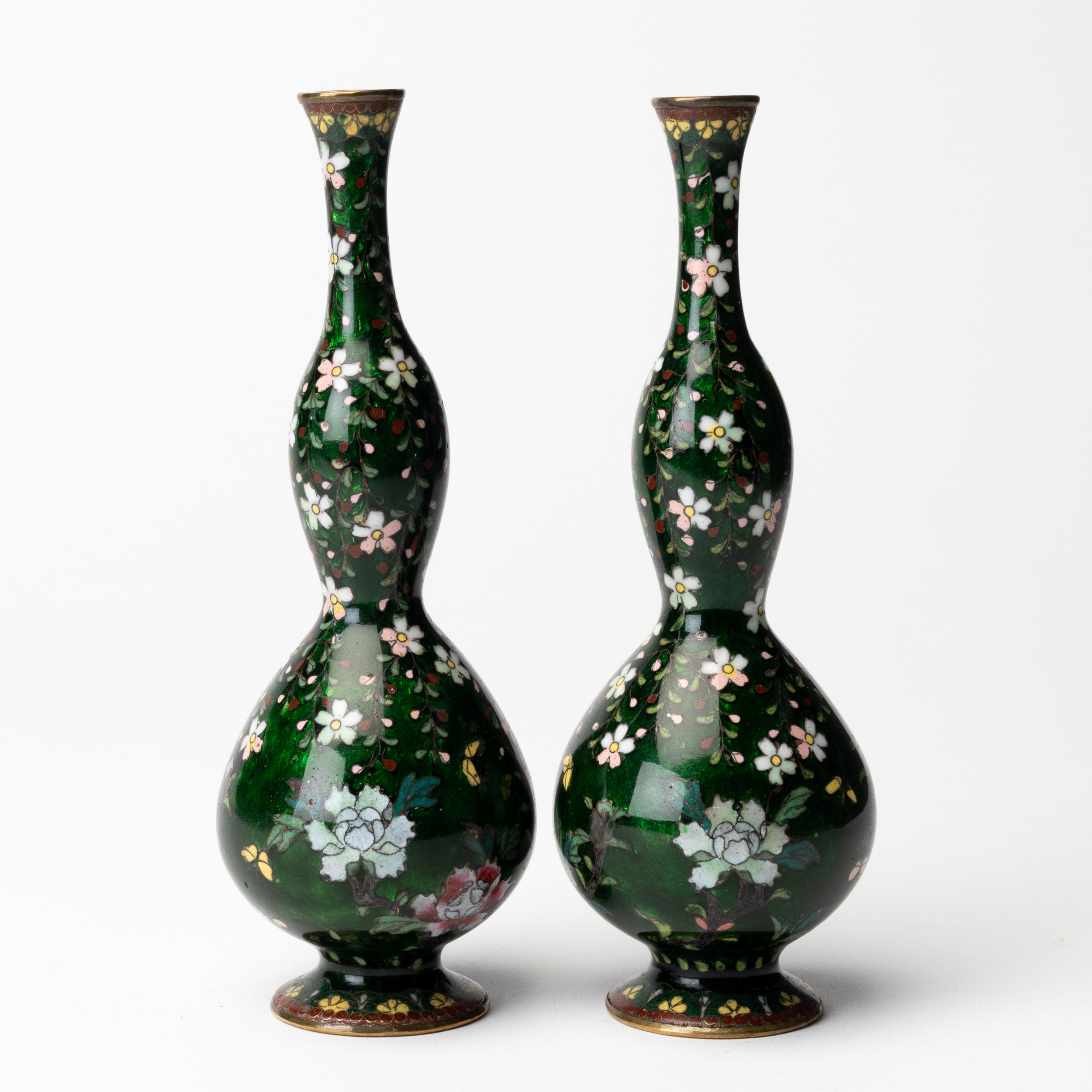 VASER, ett par, Cloissone, 1900-tal.