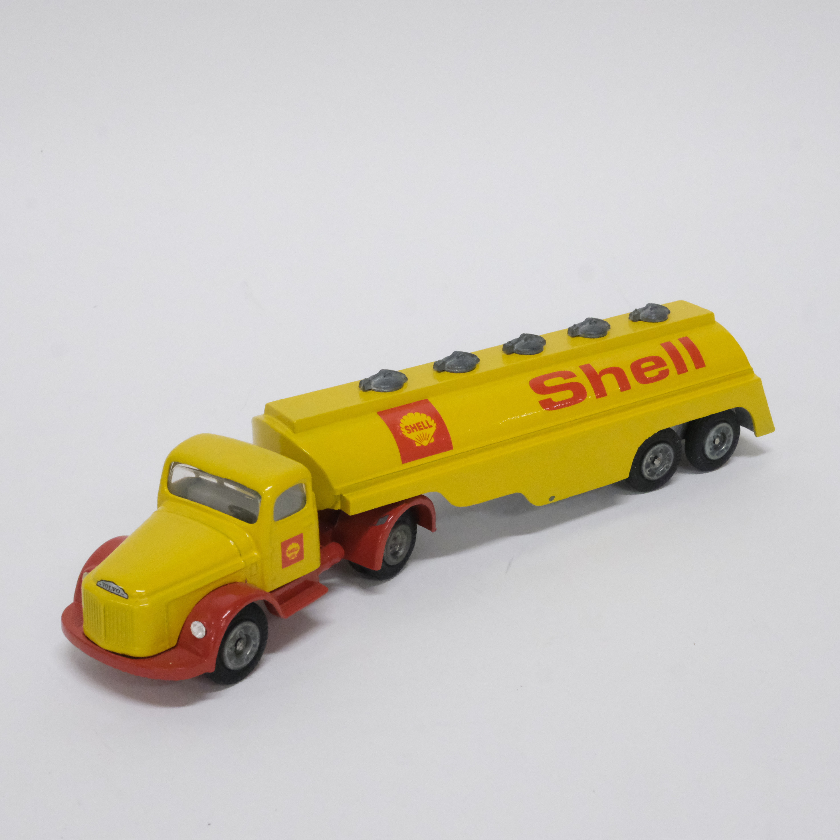 TEKNO. MODELLBIL. VOLVO TANKBIL, N:O 434 MED SHELL-REKLAM. DANMARK.