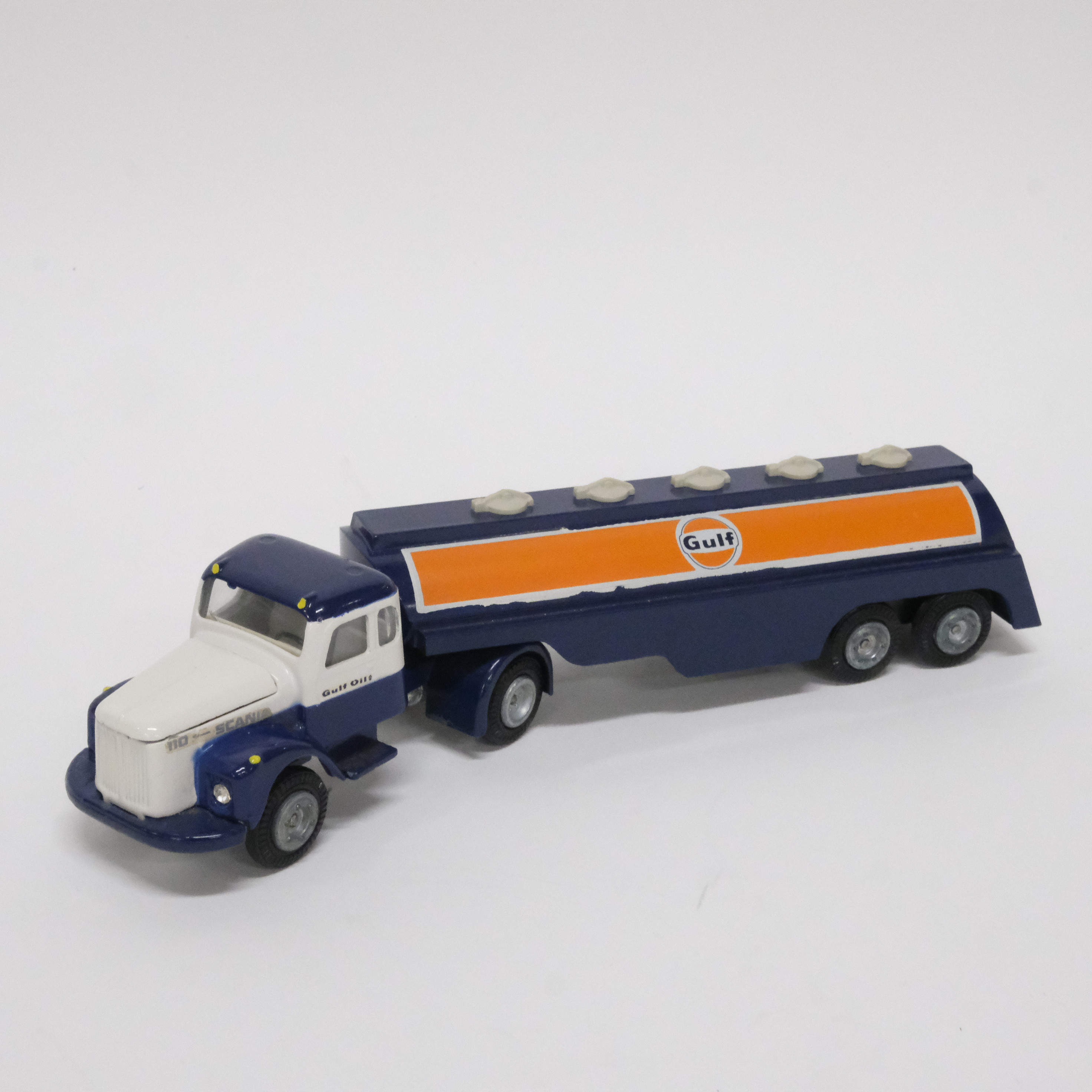 TEKNO. MODELLBIL. SCANIA TANKBIL 110 TANKBIL MED GULF-REKLAM. DANMARK.