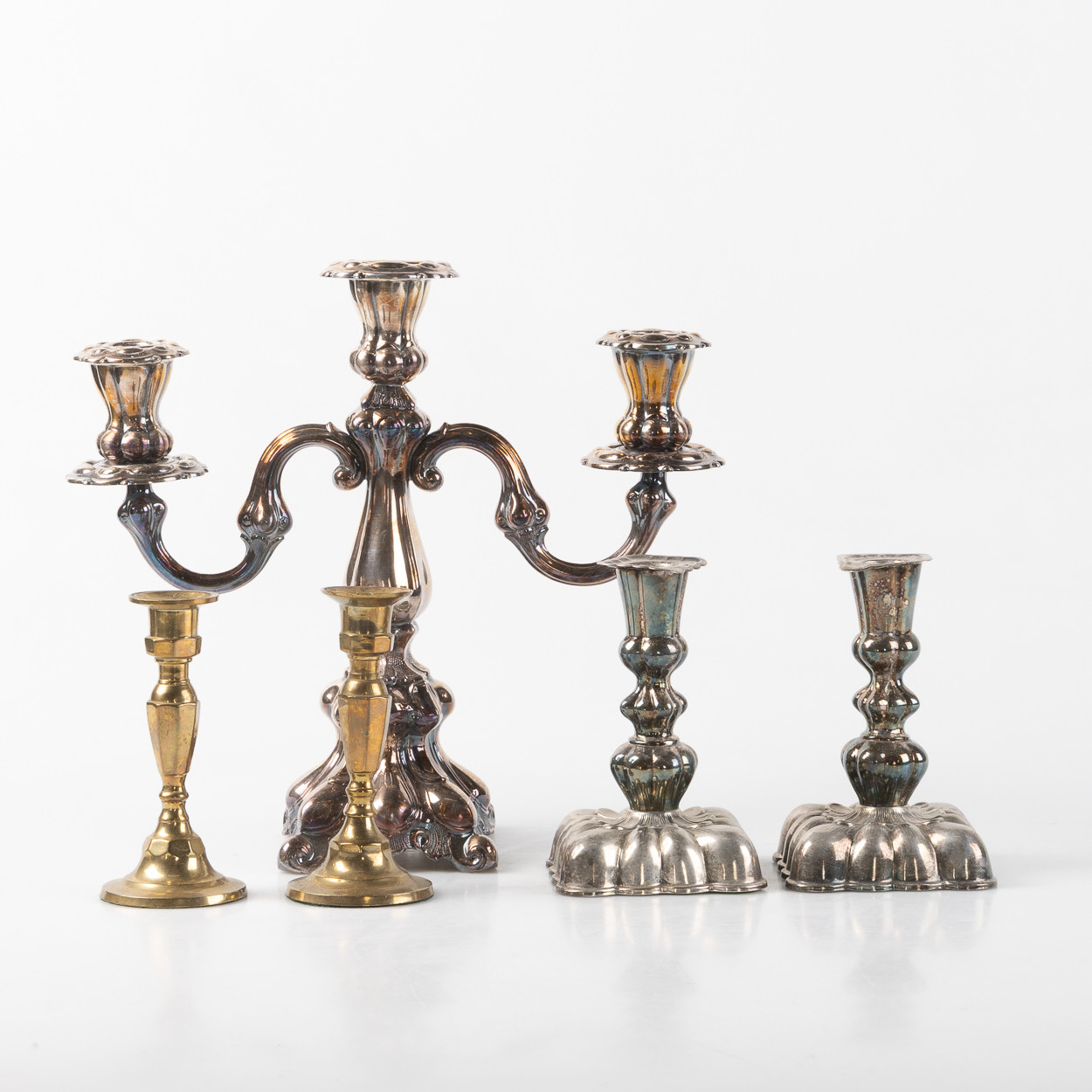 LJUSSTAKAR, KANDELABER, 5 delar, nysilver samt mässing, 1900-tal.