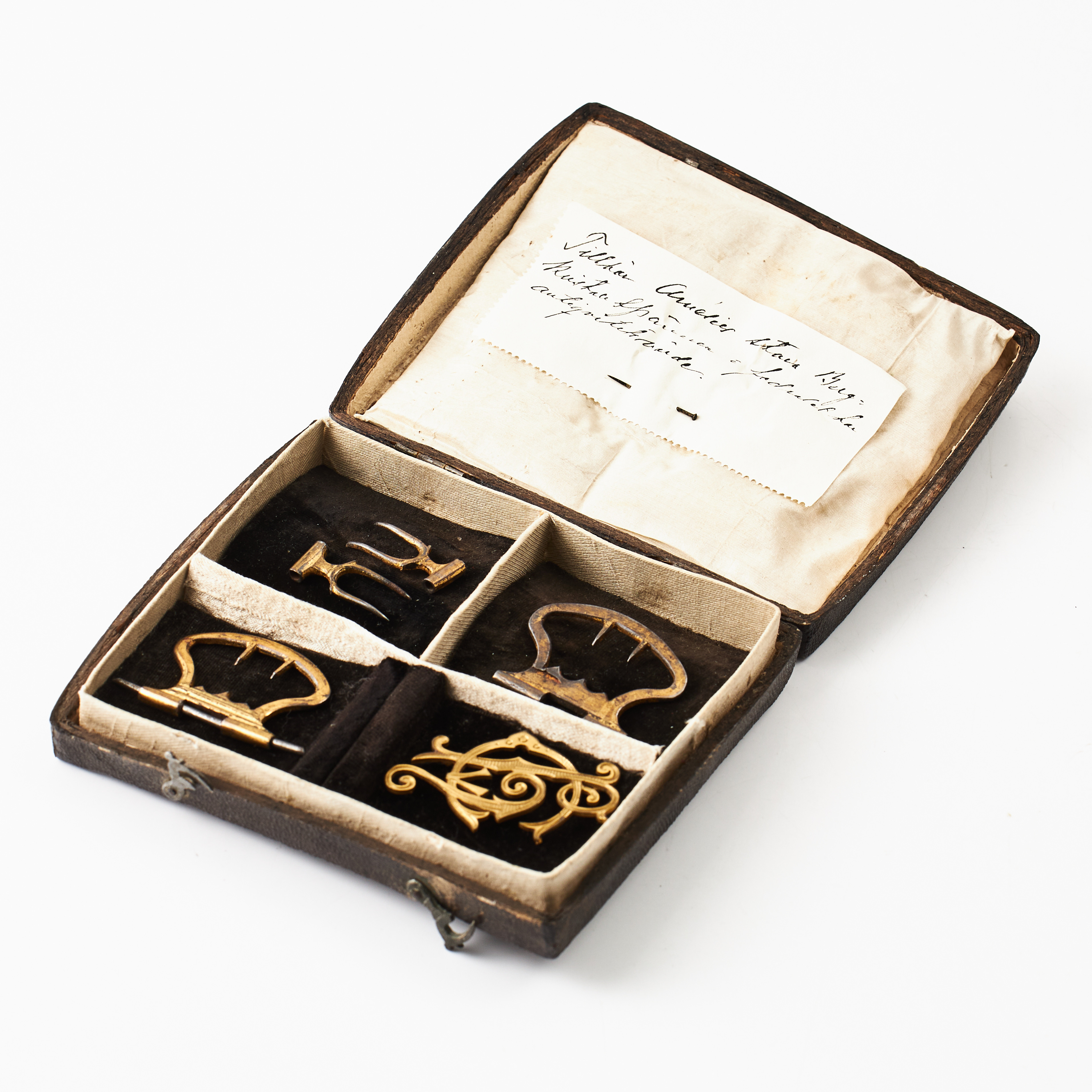 SPÄNNEN, fem stycken, mässing, omkring år 1900.