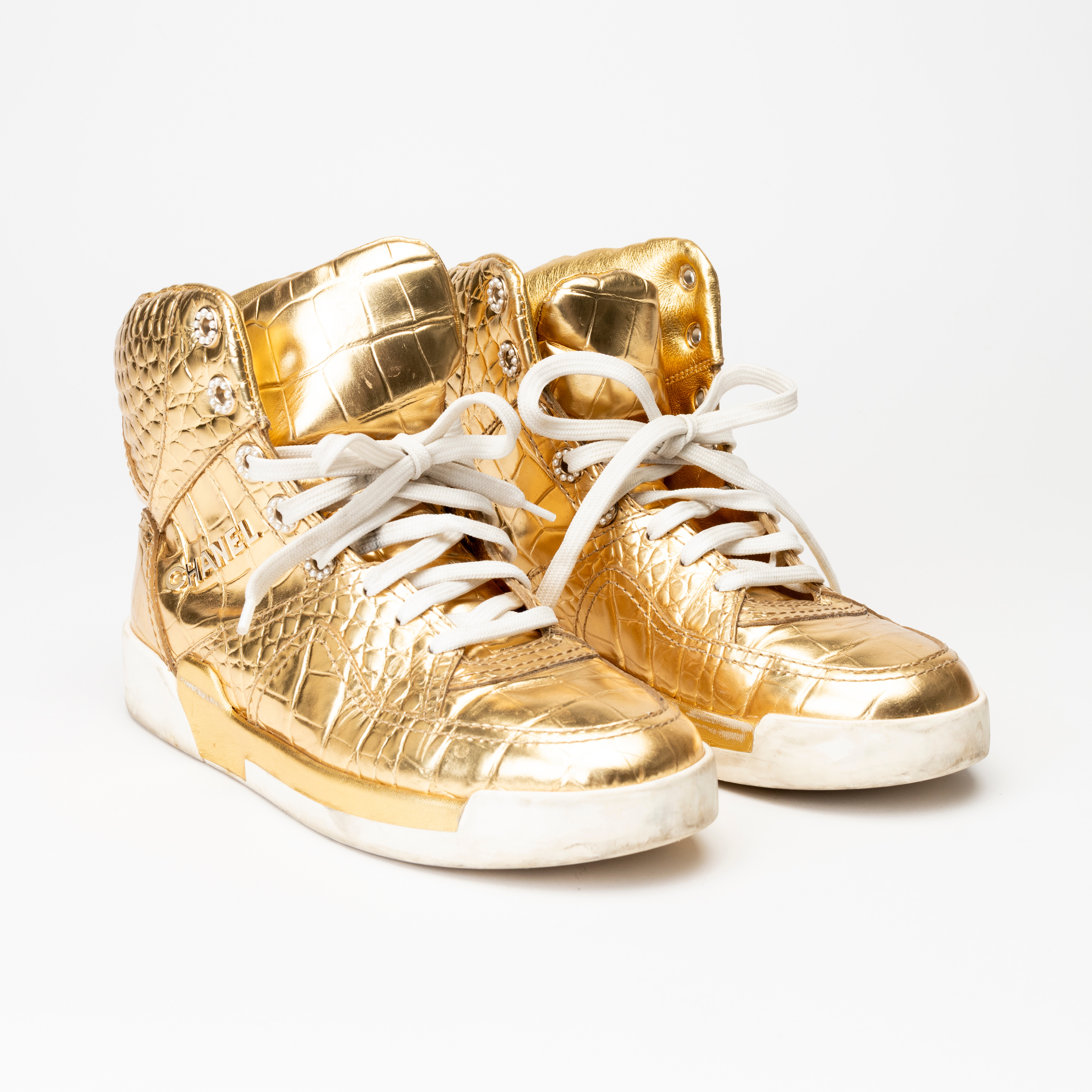 CHANEL. Sneakers, "Gold metallic Crocodile embossed High Top Sneakers", storlek 36,5.