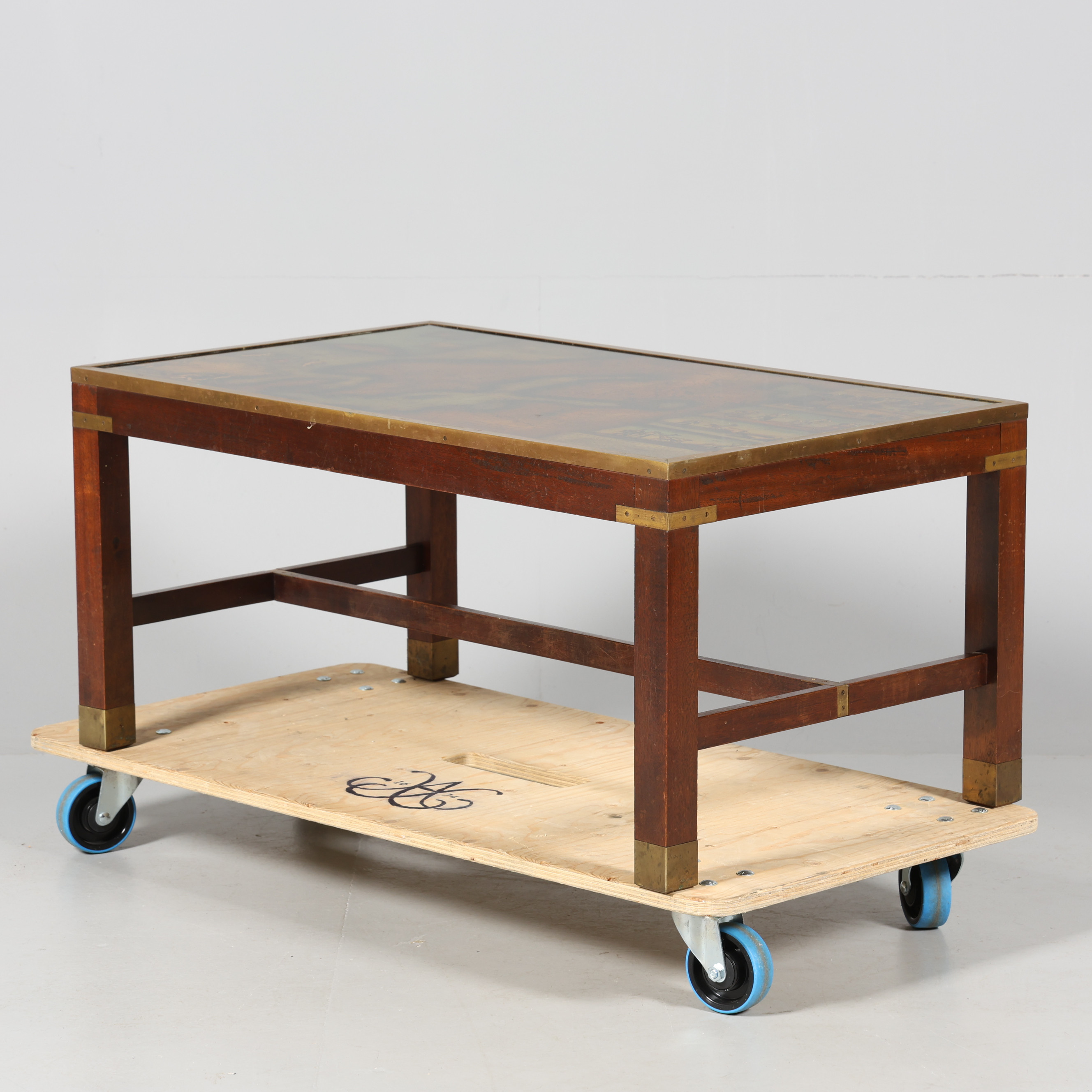 SOFFBORD, trä samt mässingkant, atlas-motiv, 1900-tal.